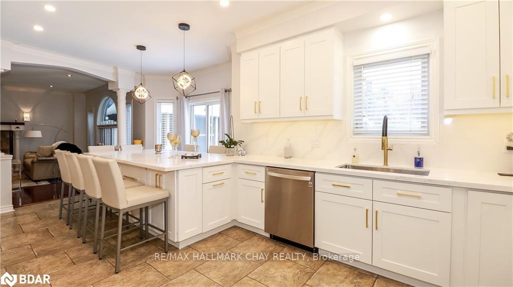 Photo 13 of 33 Pinecliff Crescent, Barrie, Ardagh — HOMEH
