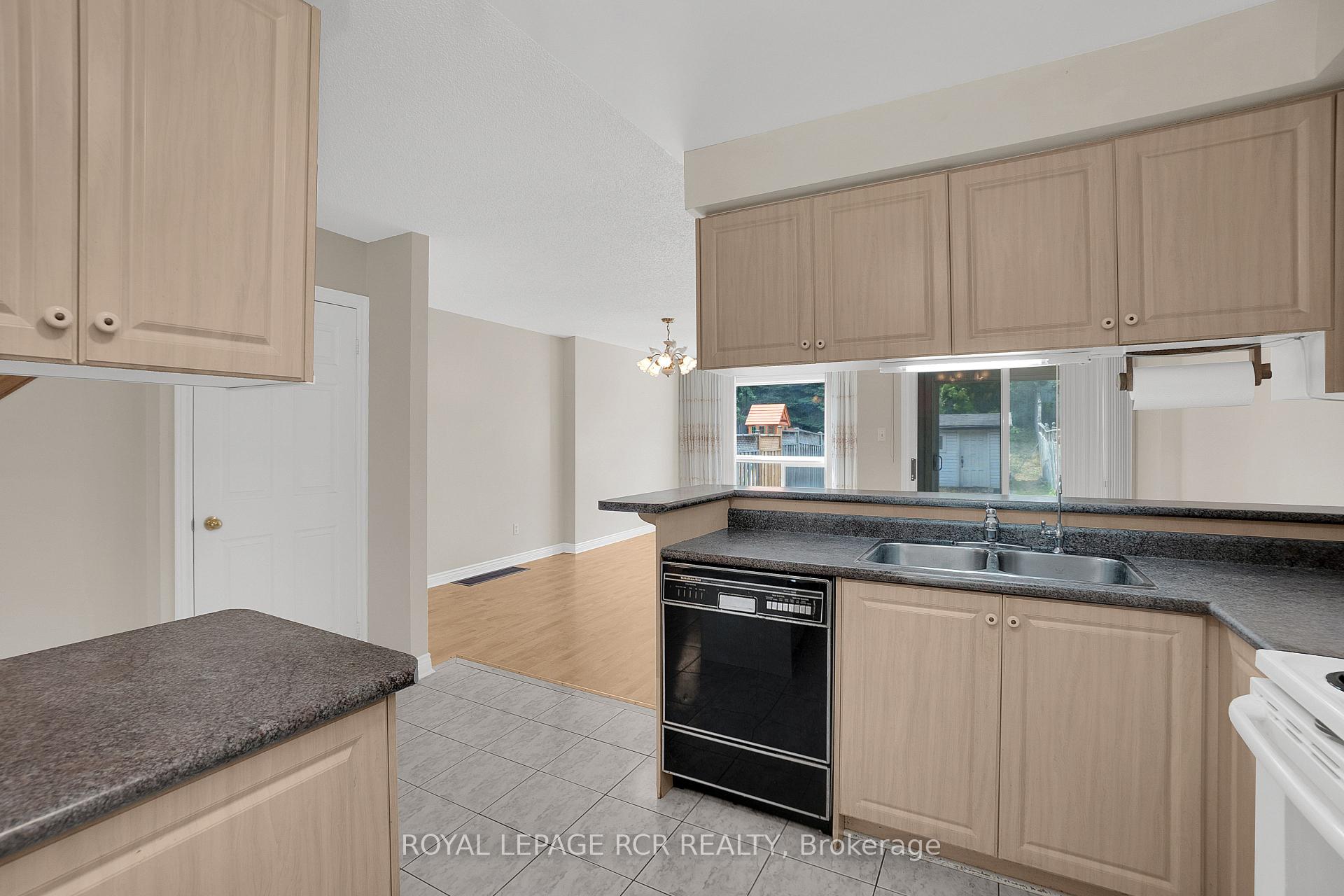 Photo 6 of 32 Waterbury Street, Caledon, Bolton East — HOMEH
