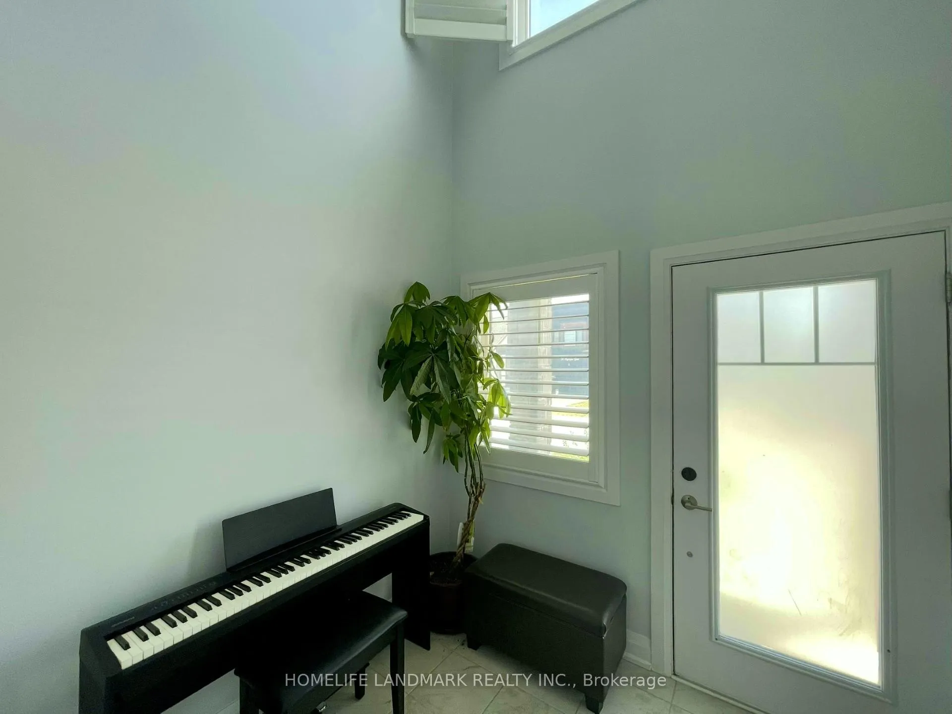 Photo 2 of Unit Upper Unit, 33 Olympic Gate, Barrie, Rural Barrie Southwest — HOMEH