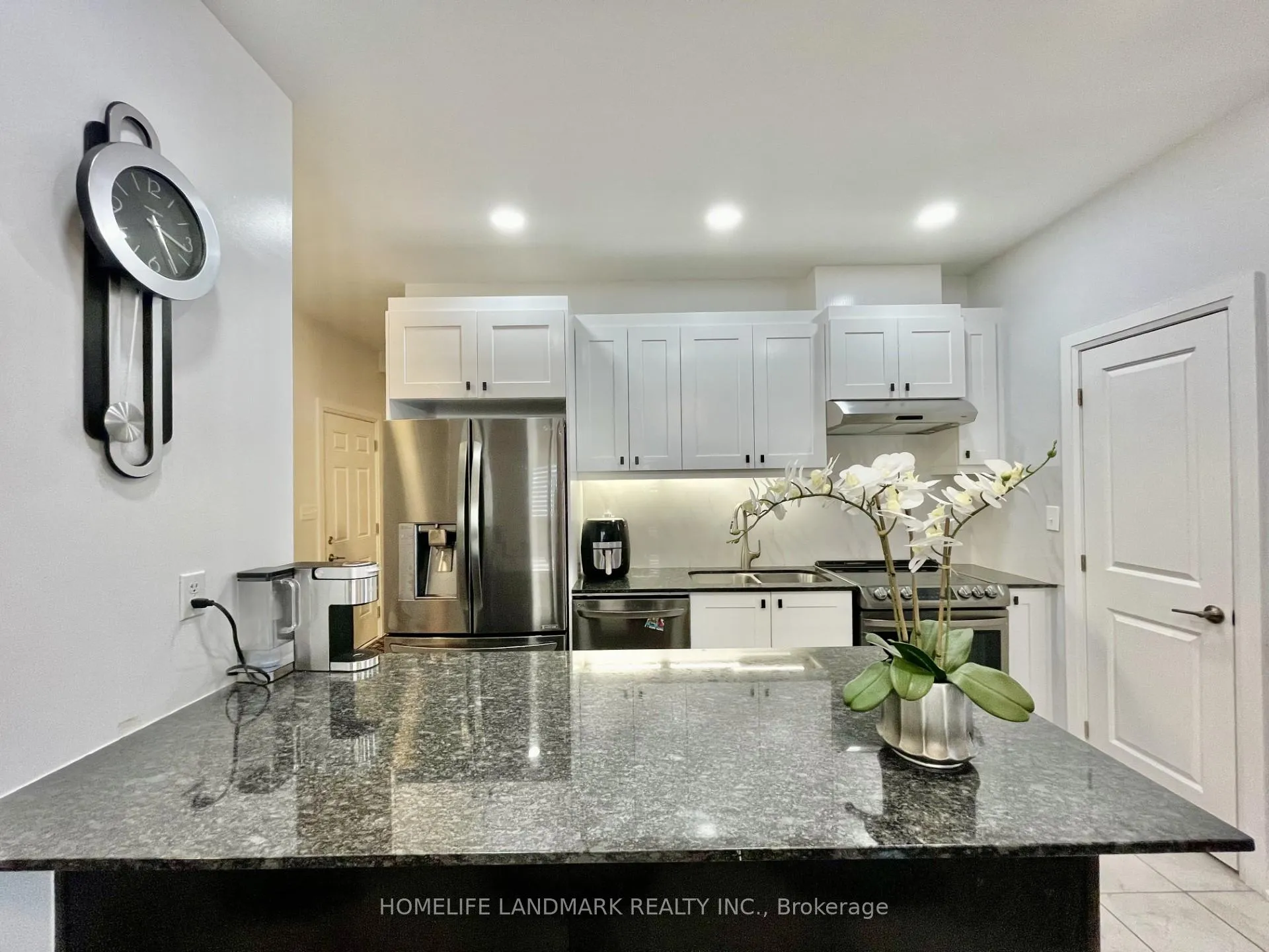 Photo 5 of Unit Upper Unit, 33 Olympic Gate, Barrie, Rural Barrie Southwest — HOMEH