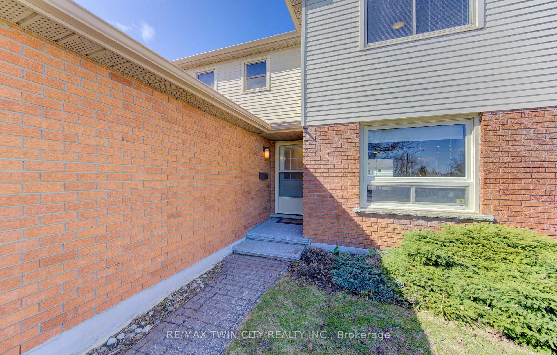 Photo 3 of 498 Thorndale Drive, Waterloo — HOMEH