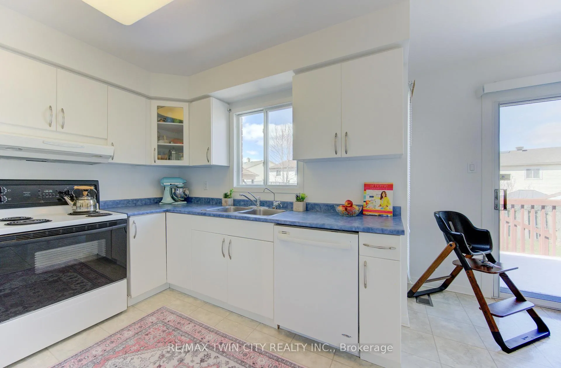 Photo 13 of 498 Thorndale Drive, Waterloo — HOMEH