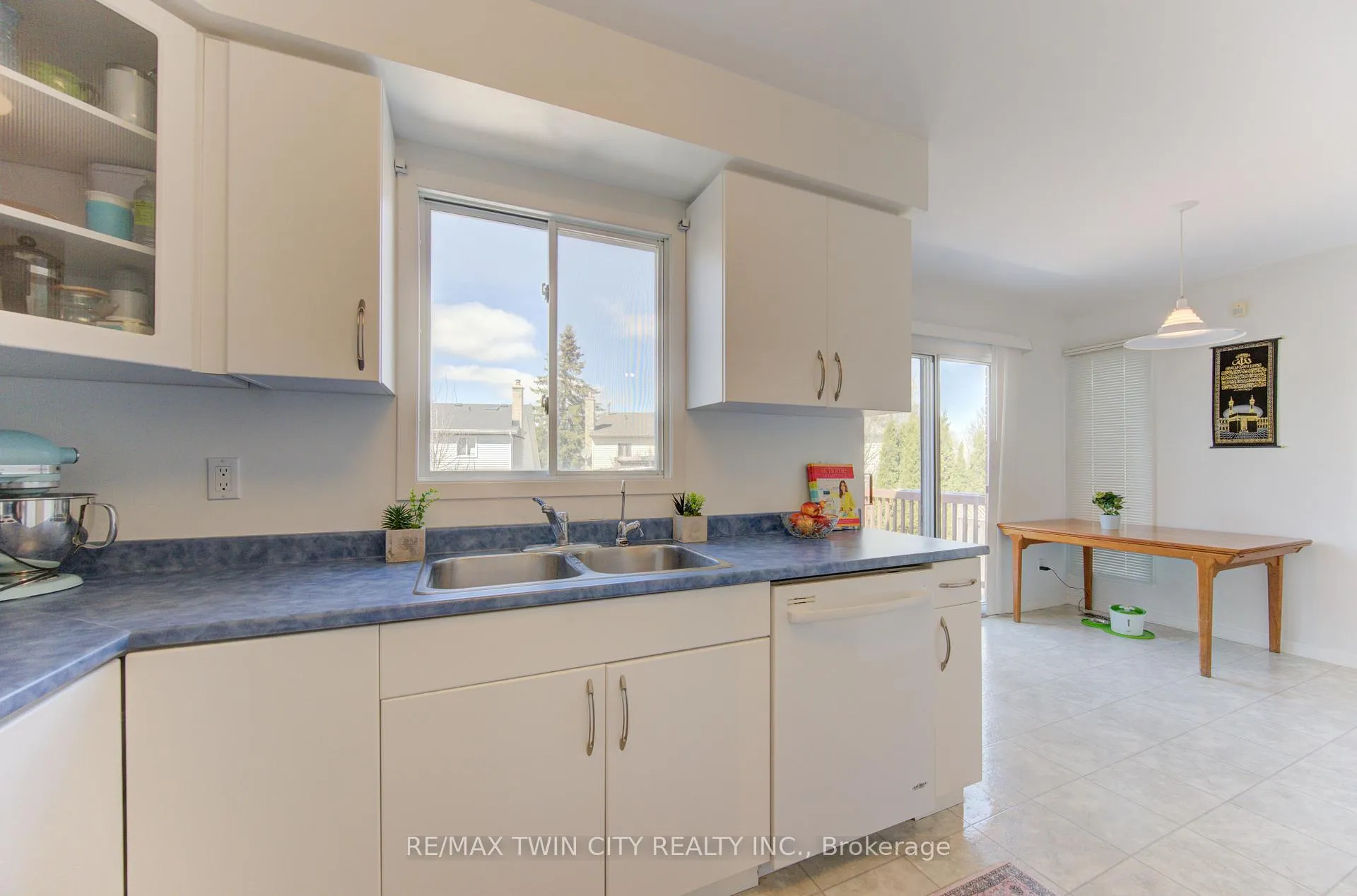 Photo 14 of 498 Thorndale Drive, Waterloo — HOMEH