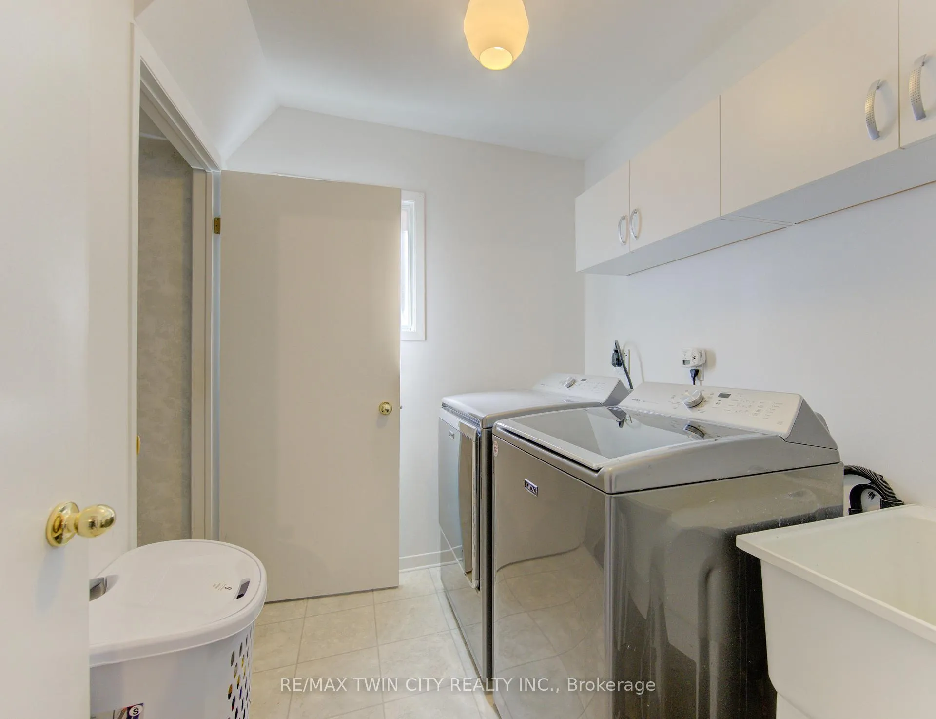 Photo 17 of 498 Thorndale Drive, Waterloo — HOMEH