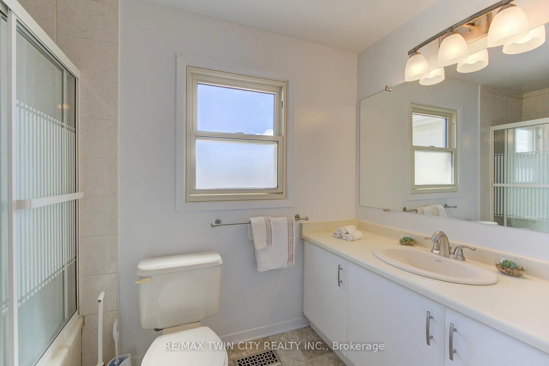 Photo 21 of 498 Thorndale Drive, Waterloo — HOMEH