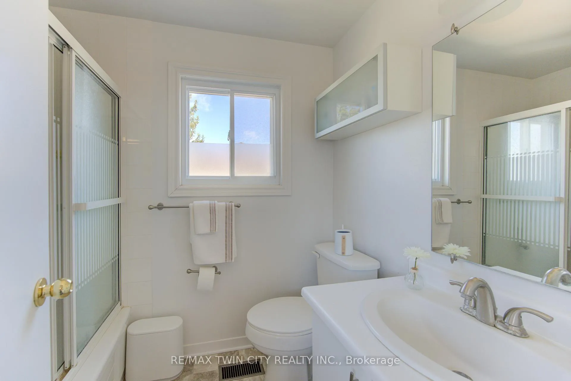 Photo 24 of 498 Thorndale Drive, Waterloo — HOMEH