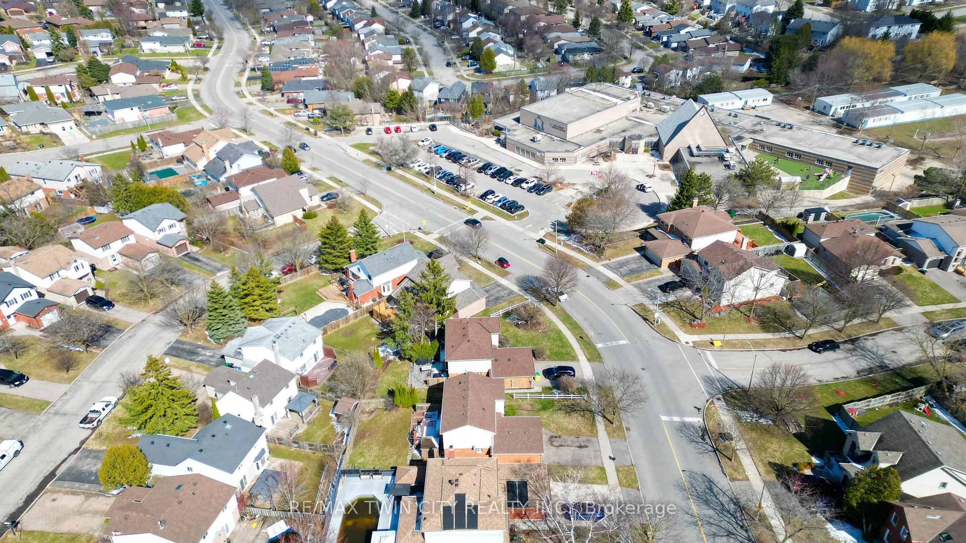 Photo 37 of 498 Thorndale Drive, Waterloo — HOMEH