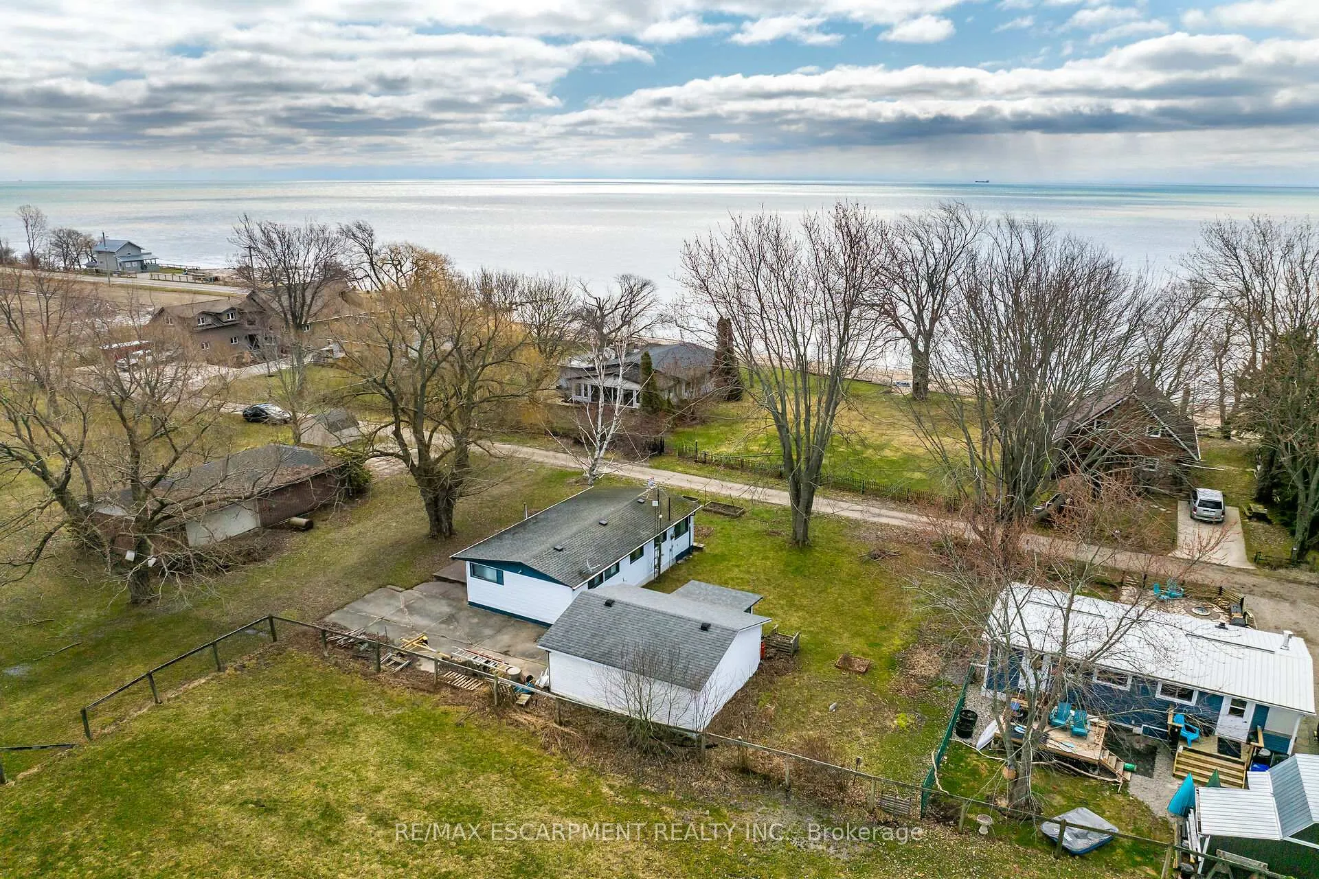 Photo 3 of 10 Anchor Lane, Haldimand — HOMEH