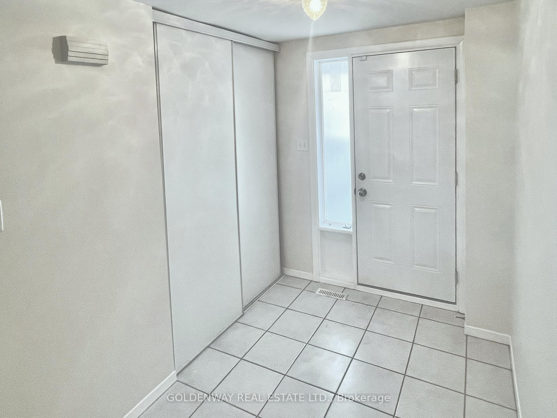 Photo 3 of 35 New Port Way, Markham, Thornhill — HOMEH