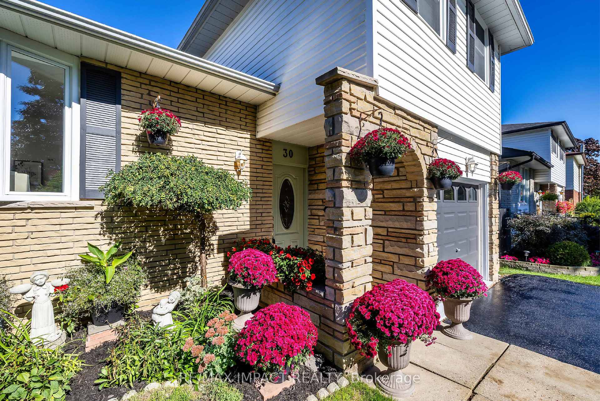 Photo 3 of 30 Hetherington Drive, Clarington, Bowmanville — HOMEH