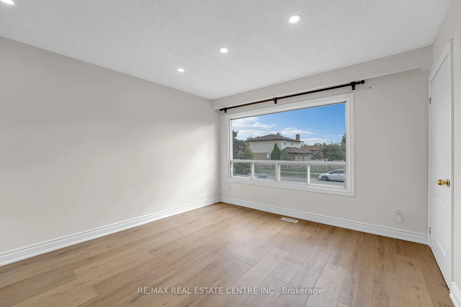 Photo 7 of 82 Merton Road, Brampton, Brampton North — HOMEH