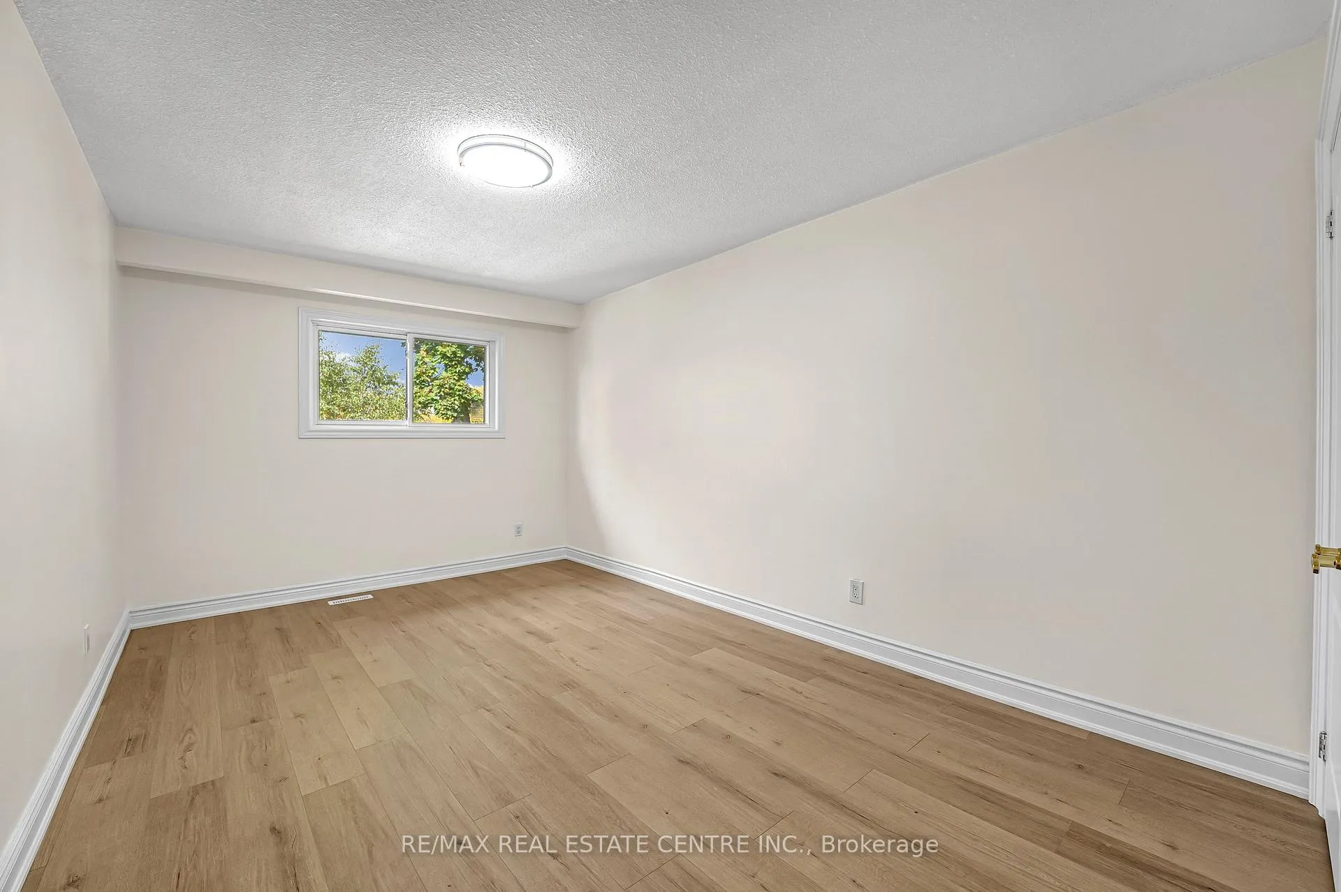 Photo 15 of 82 Merton Road, Brampton, Brampton North — HOMEH
