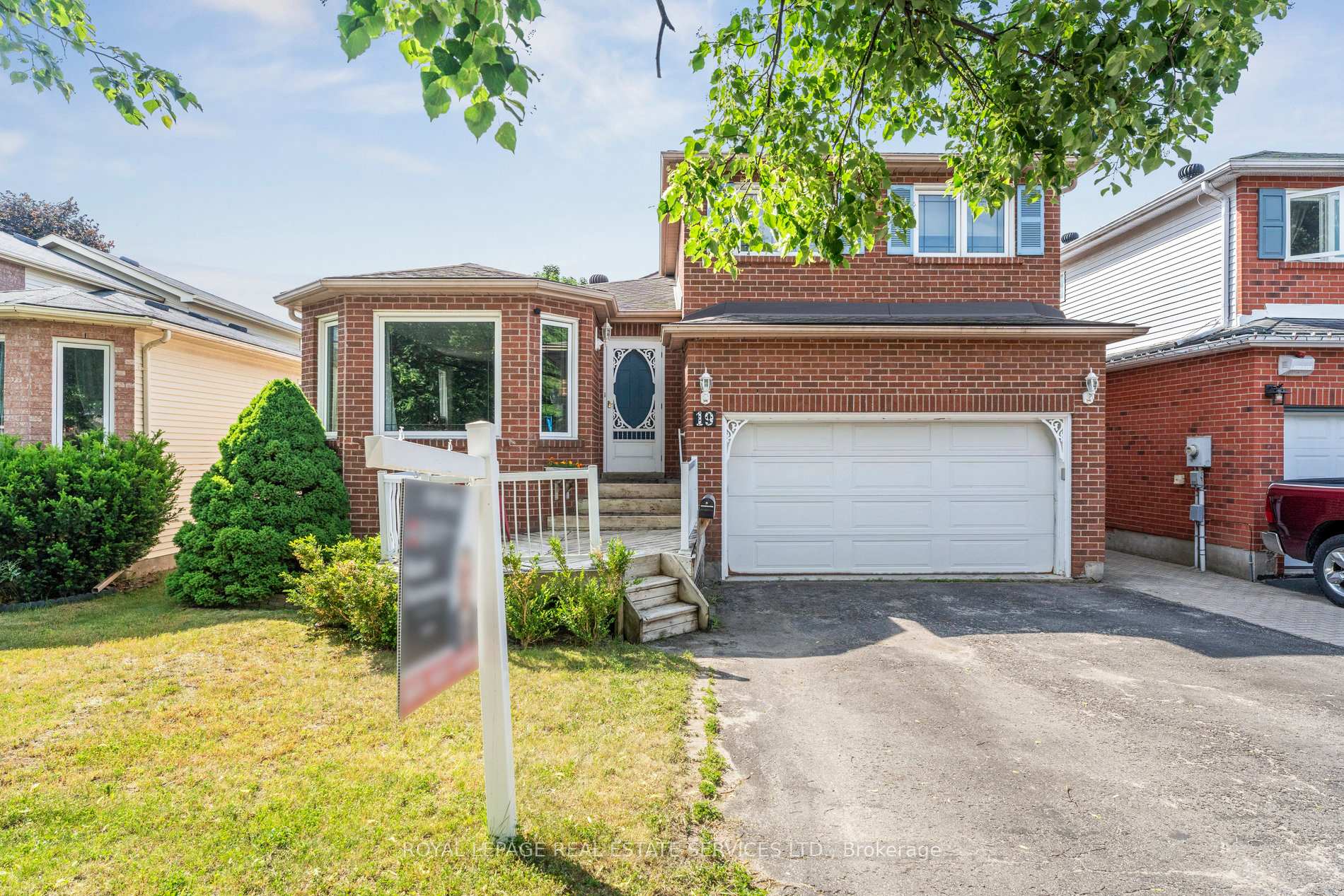 Photo 2 of 19 Engel Crescent, Barrie, Letitia Heights — HOMEH