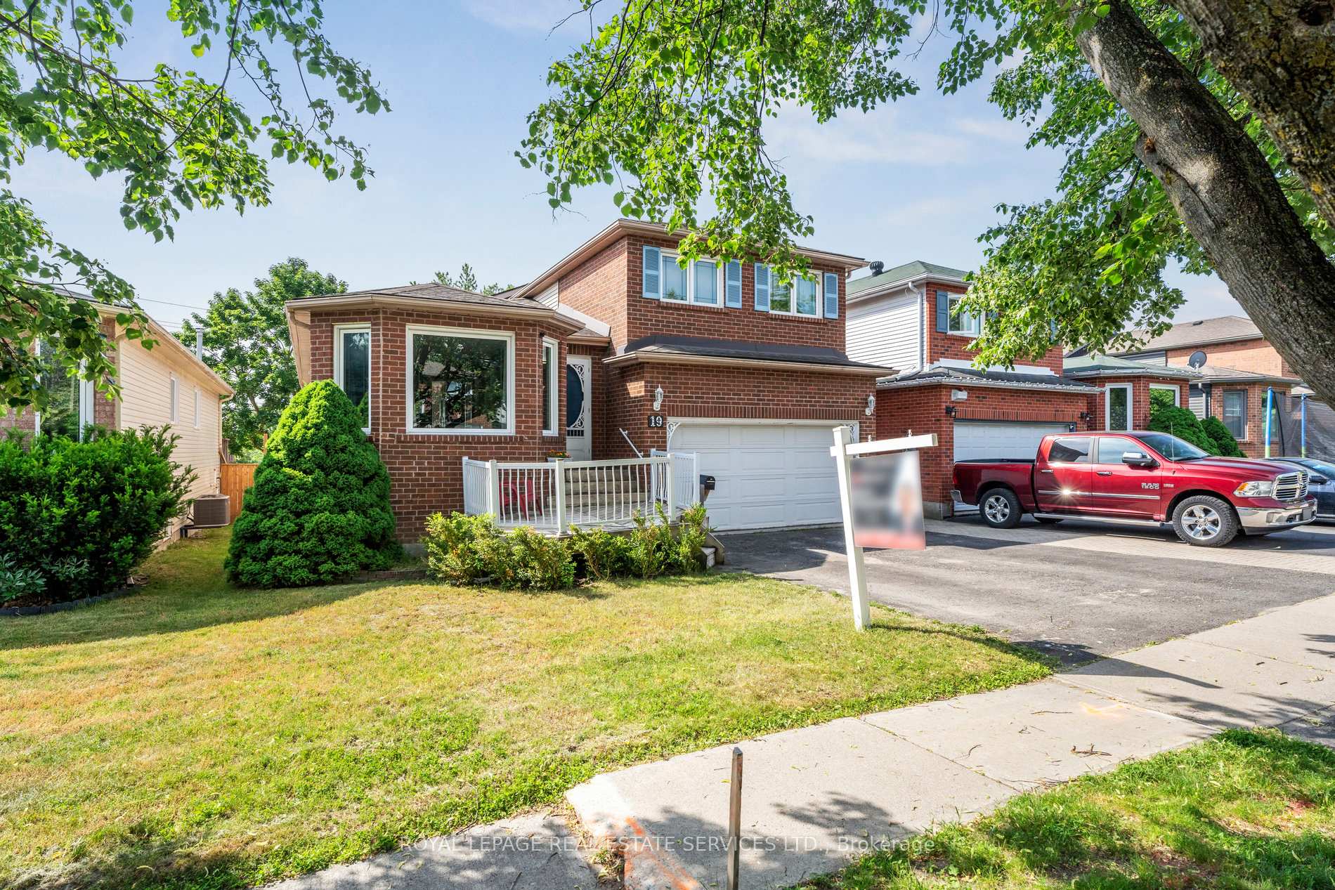 Photo 3 of 19 Engel Crescent, Barrie, Letitia Heights — HOMEH