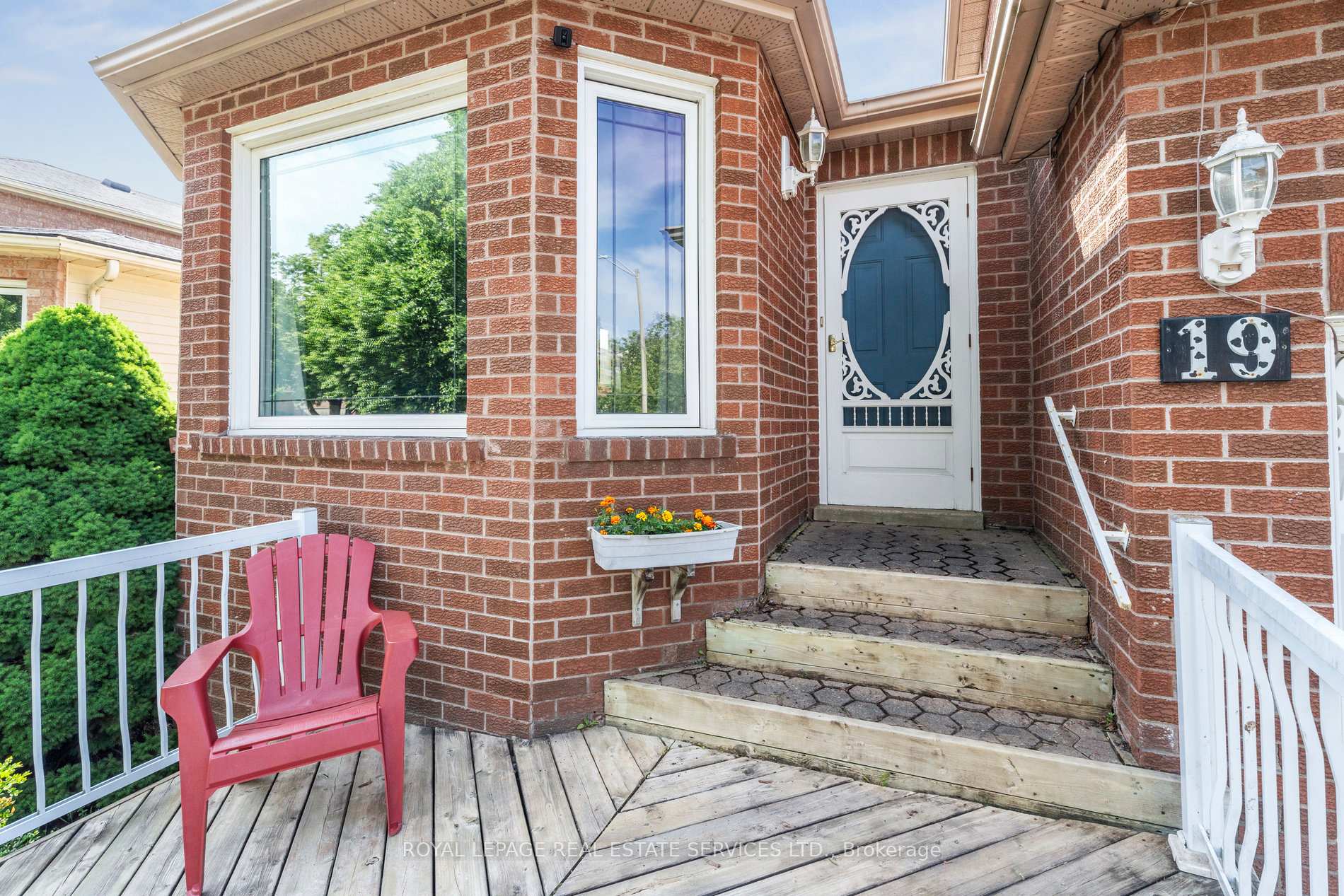 Photo 4 of 19 Engel Crescent, Barrie, Letitia Heights — HOMEH