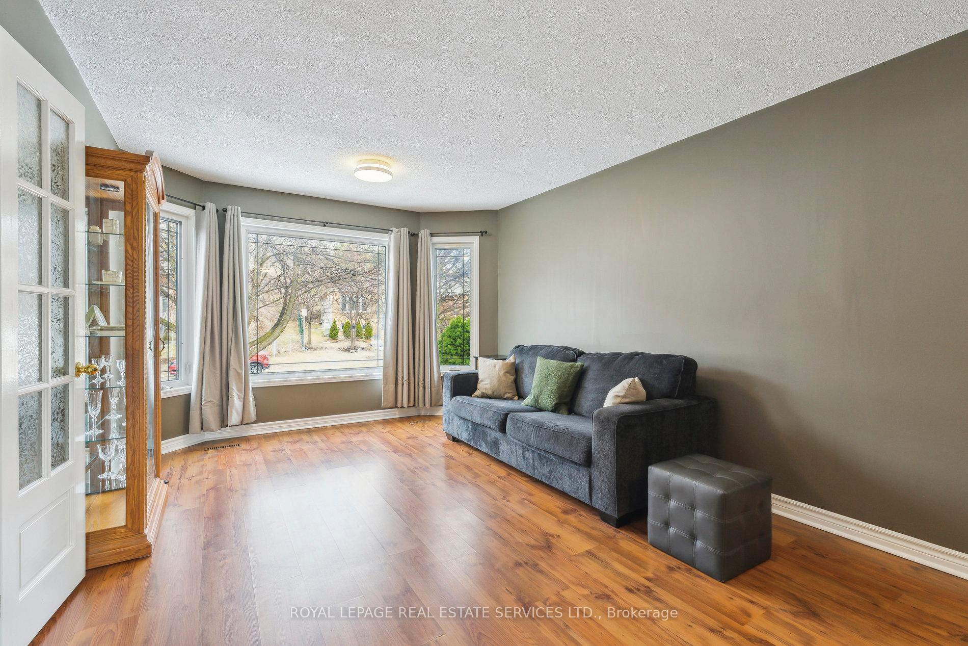 Photo 5 of 19 Engel Crescent, Barrie, Letitia Heights — HOMEH