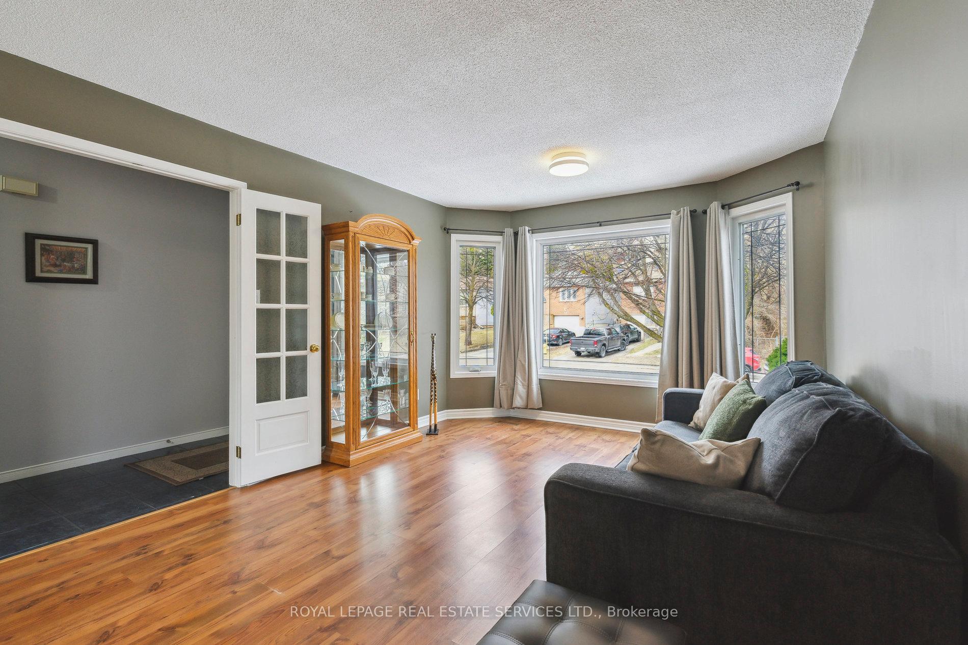 Photo 7 of 19 Engel Crescent, Barrie, Letitia Heights — HOMEH