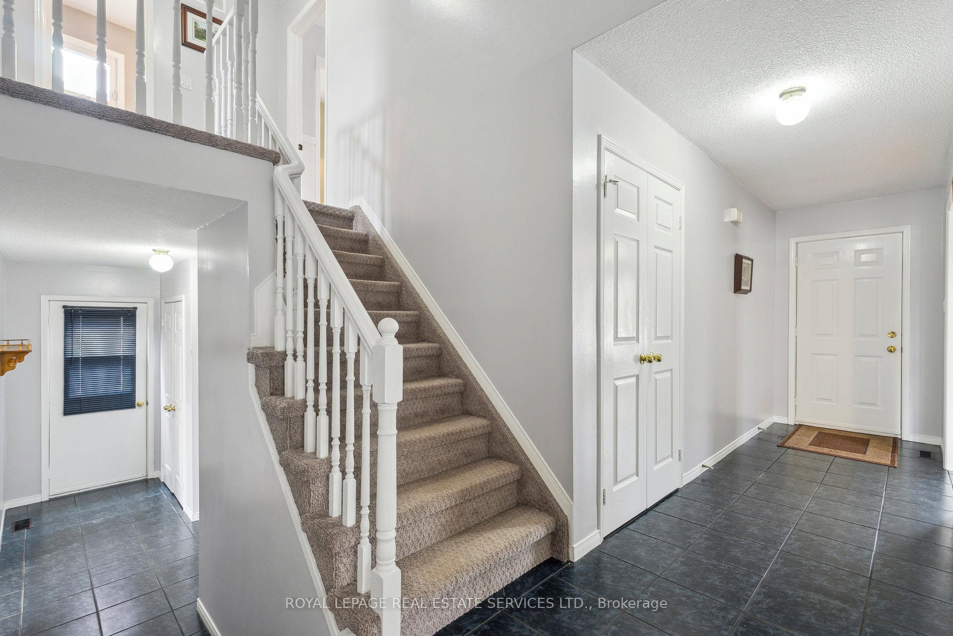 Photo 11 of 19 Engel Crescent, Barrie, Letitia Heights — HOMEH