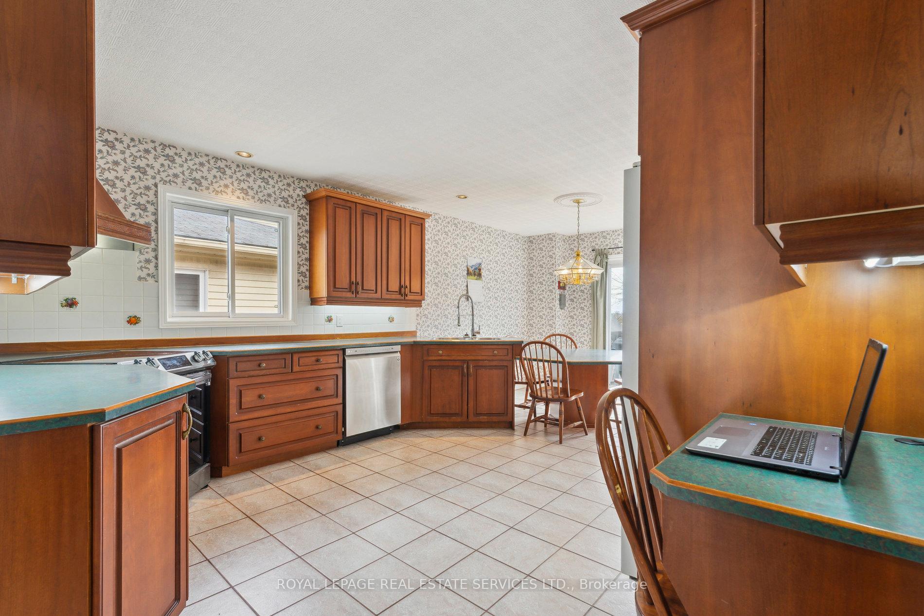 Photo 12 of 19 Engel Crescent, Barrie, Letitia Heights — HOMEH