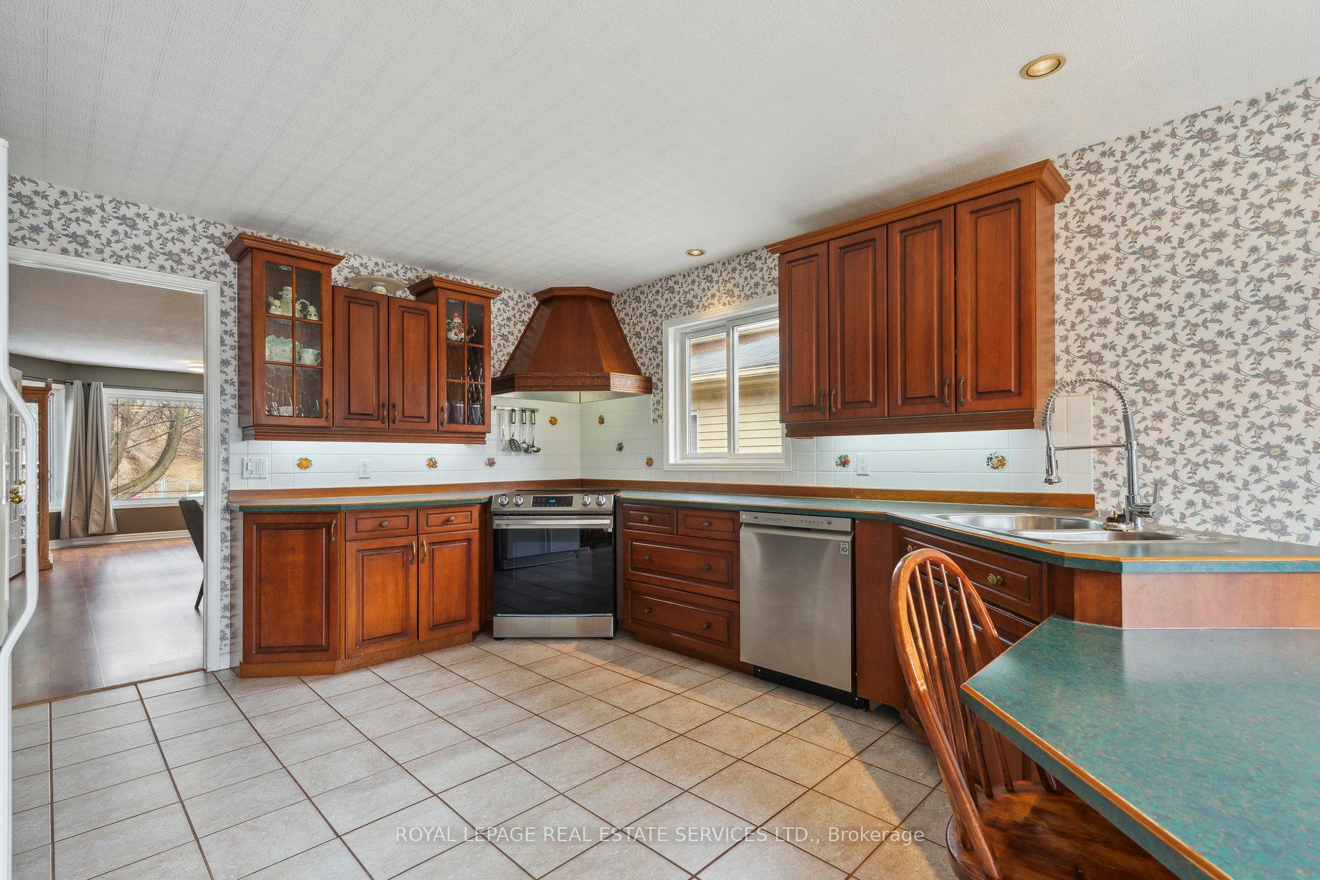 Photo 13 of 19 Engel Crescent, Barrie, Letitia Heights — HOMEH