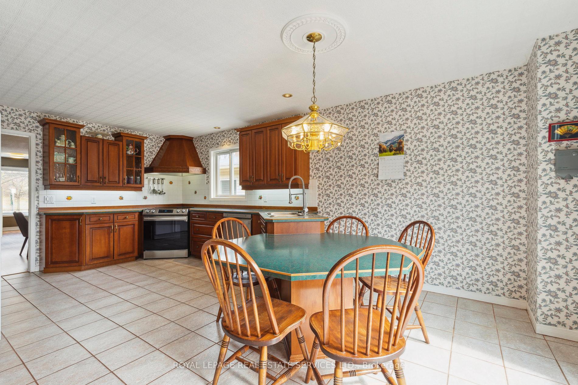 Photo 14 of 19 Engel Crescent, Barrie, Letitia Heights — HOMEH