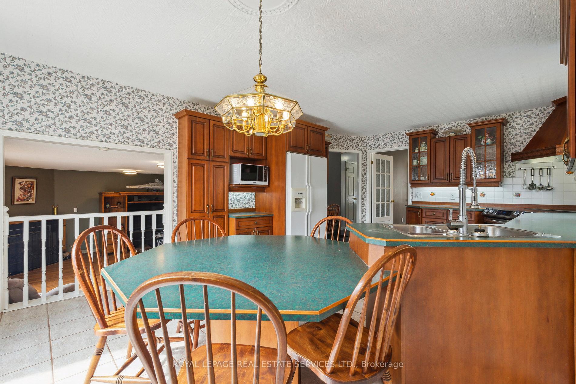 Photo 15 of 19 Engel Crescent, Barrie, Letitia Heights — HOMEH