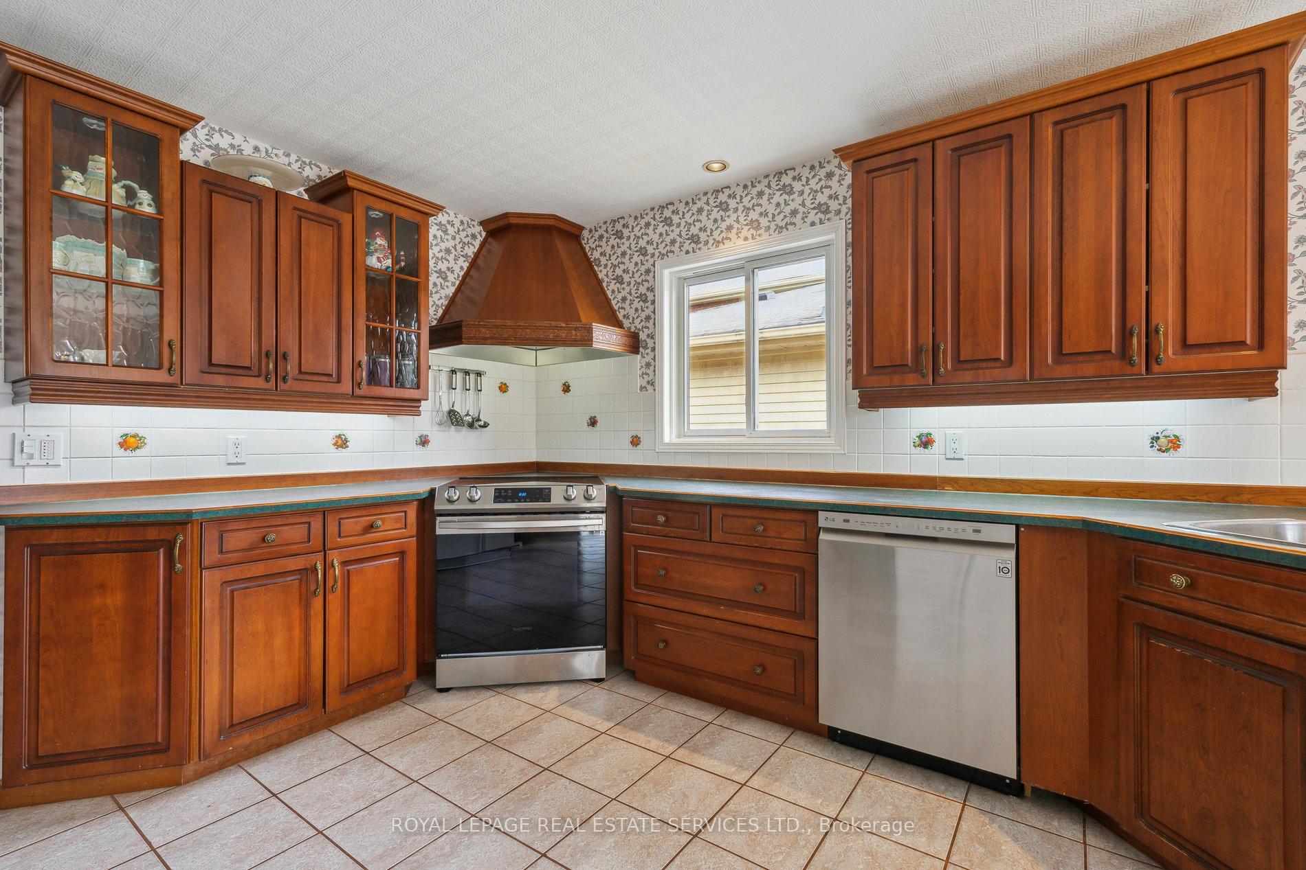 Photo 16 of 19 Engel Crescent, Barrie, Letitia Heights — HOMEH