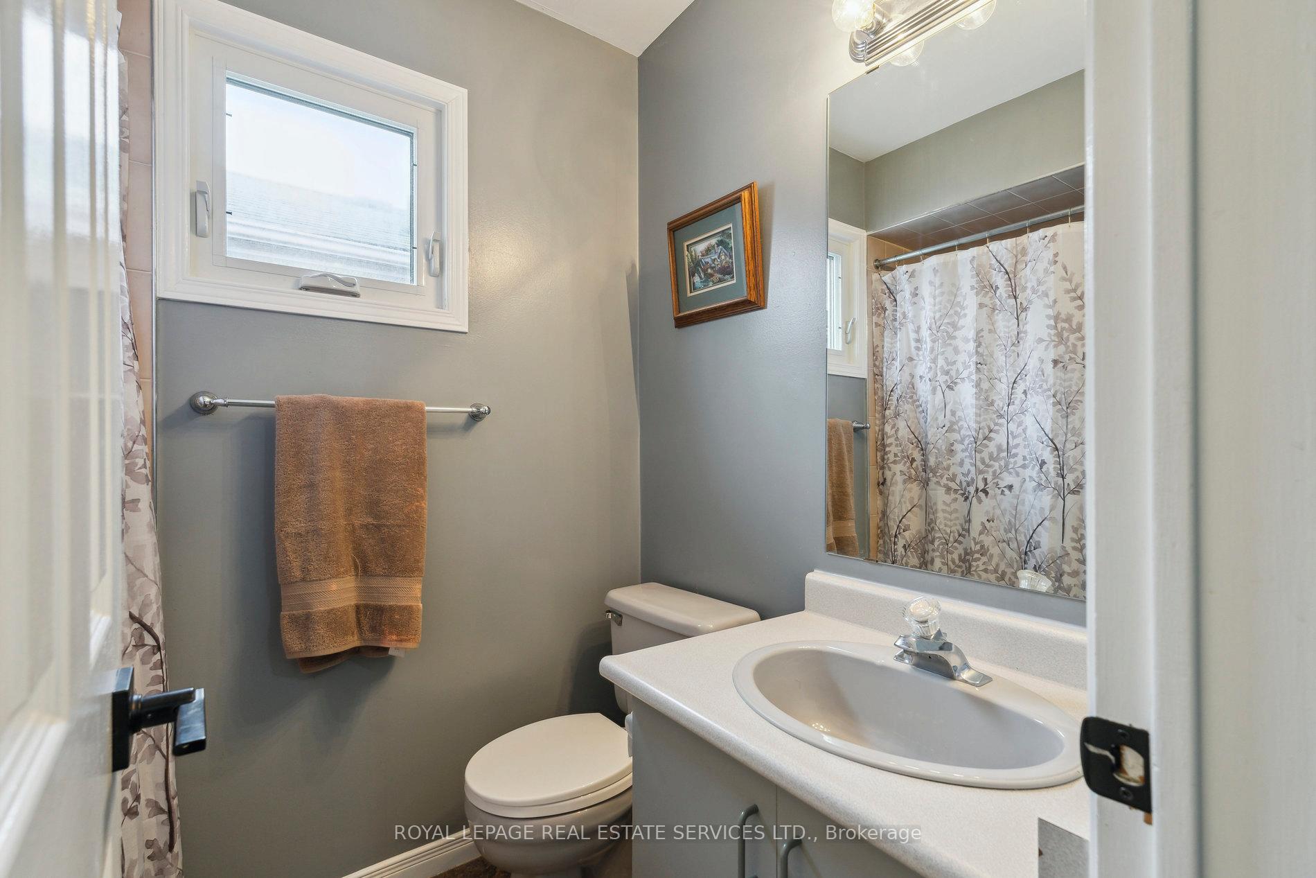 Photo 22 of 19 Engel Crescent, Barrie, Letitia Heights — HOMEH