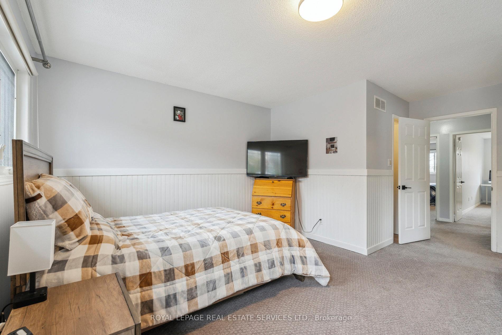 Photo 33 of 19 Engel Crescent, Barrie, Letitia Heights — HOMEH