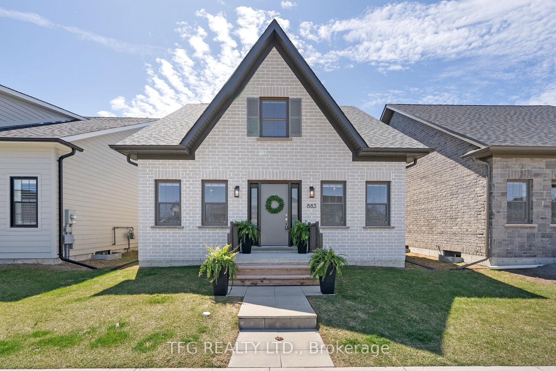 Front of 883 Ernest Allen Boulevard