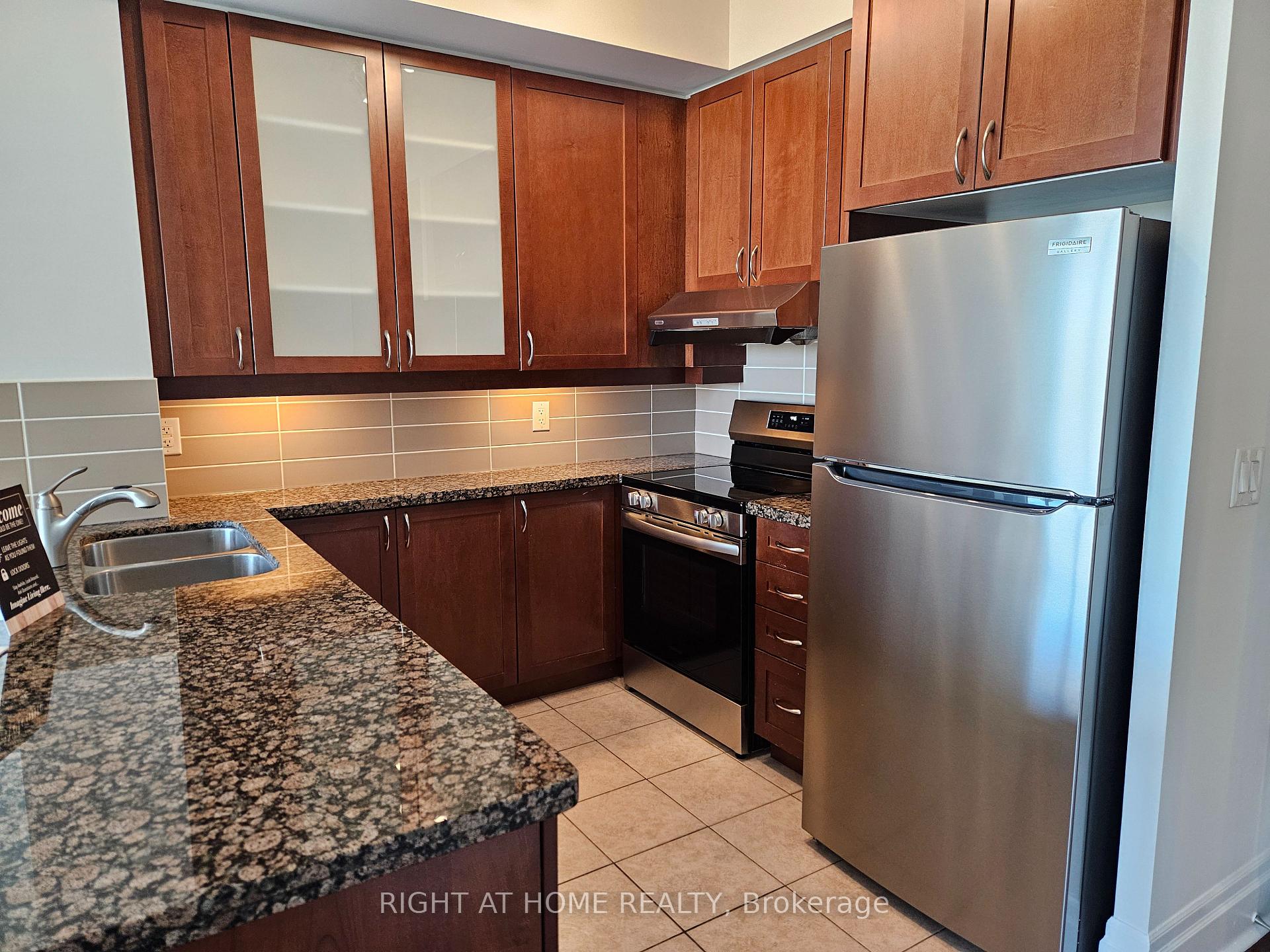 Photo 4 of Unit 306, 39 Upper Duke Crescent, Markham, Unionville — HOMEH