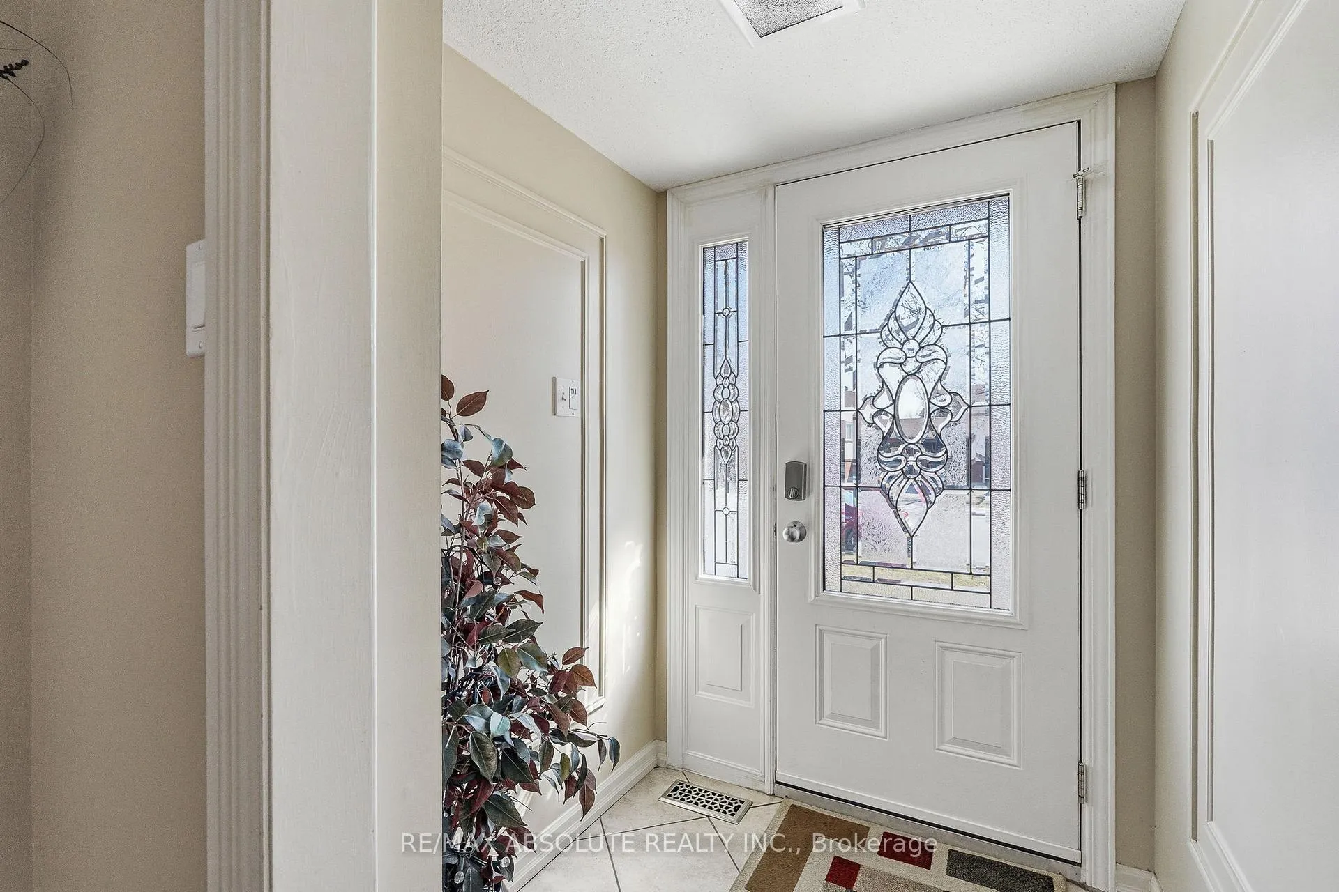 Photo 3 of 1594 St Georges Street, Ottawa, Bilberry Creek/Queenswood Heights — HOMEH