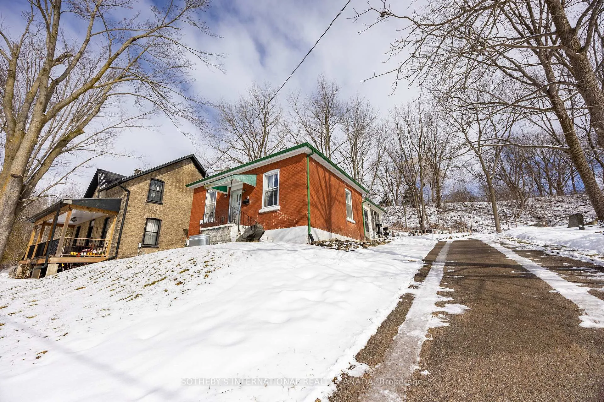 Photo 2 of 111 Broadway Street W, Brant, Paris — HOMEH