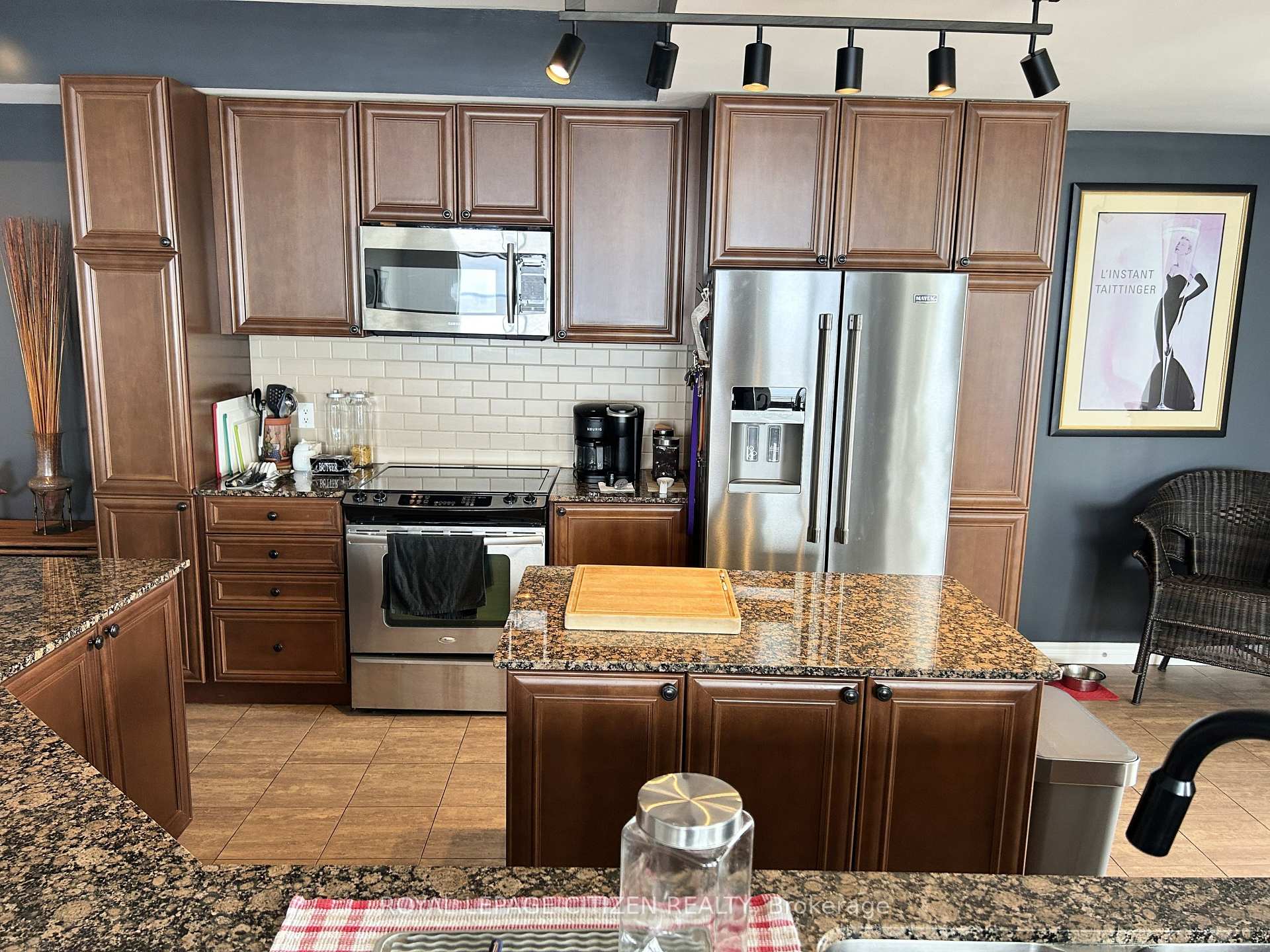 Photo 8 of Unit 1001, 699 Aberdeen Boulevard, Midland — HOMEH