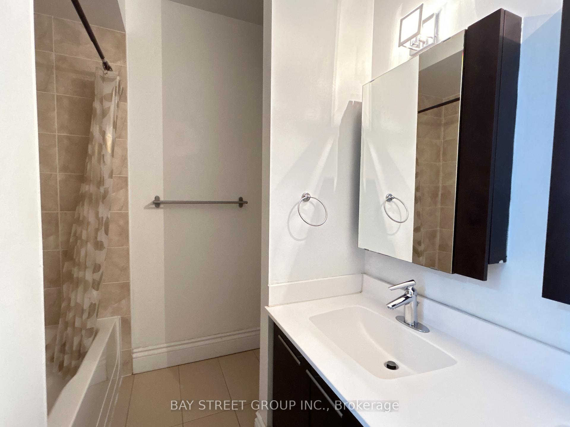Photo 11 of Unit Uph1, 39 Galleria Parkway, Markham, Commerce Valley — HOMEH