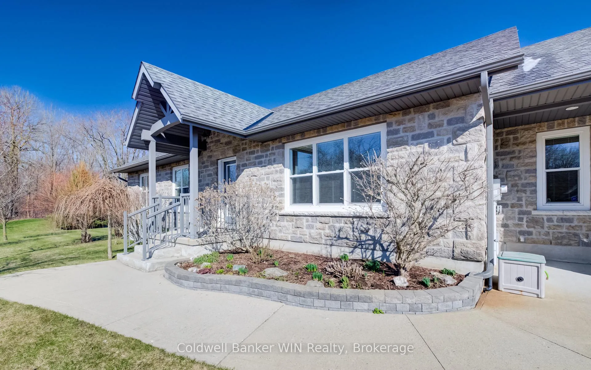 Photo 2 of 34 Regency Drive, Minto — HOMEH