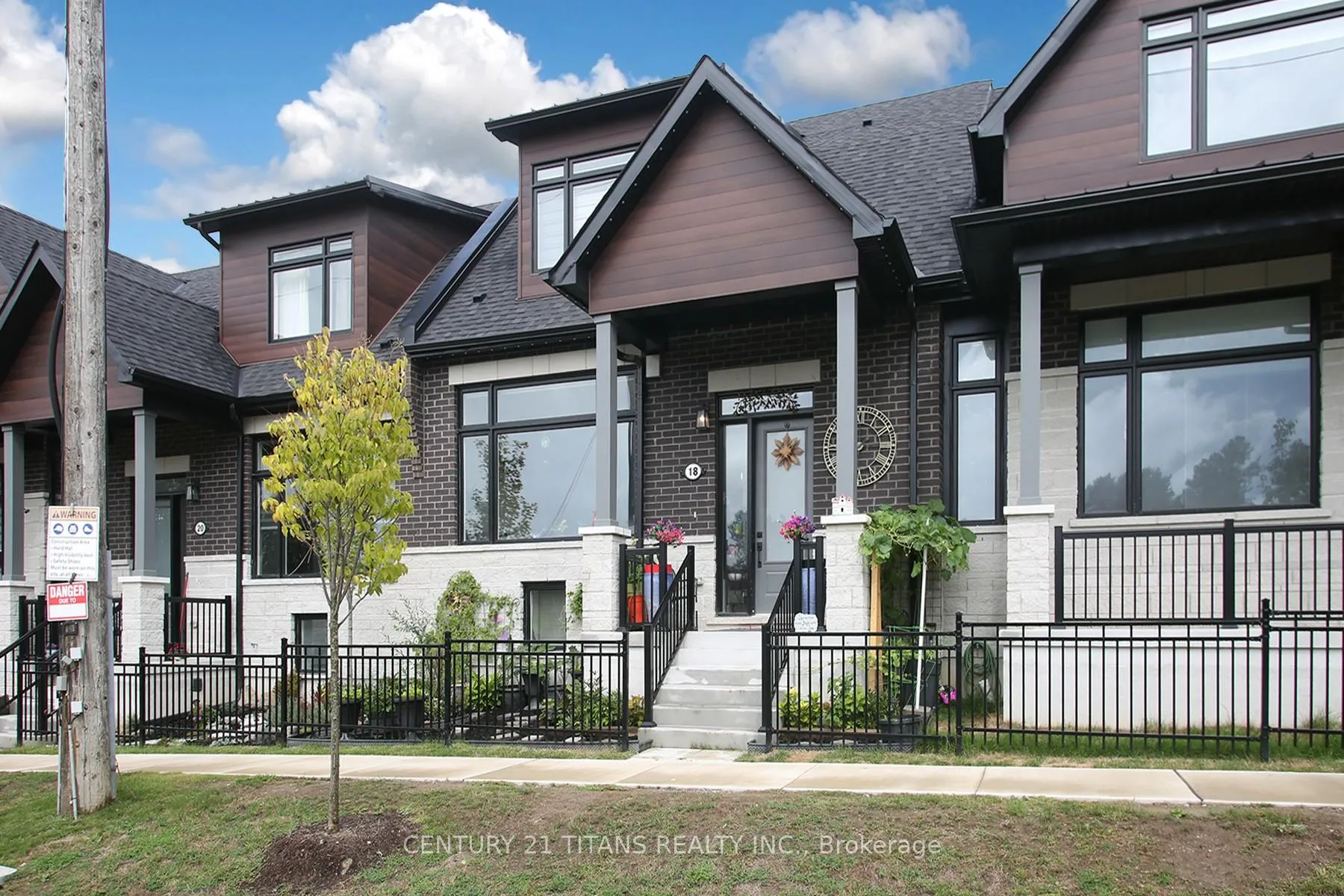 Photo 2 of 18 Vern Robertson Gate, Uxbridge — HOMEH