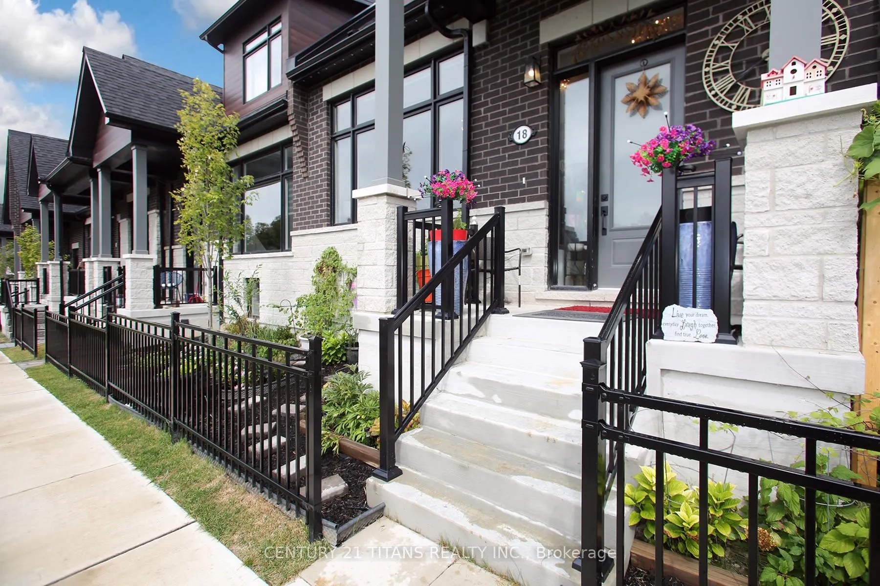 Photo 3 of 18 Vern Robertson Gate, Uxbridge — HOMEH