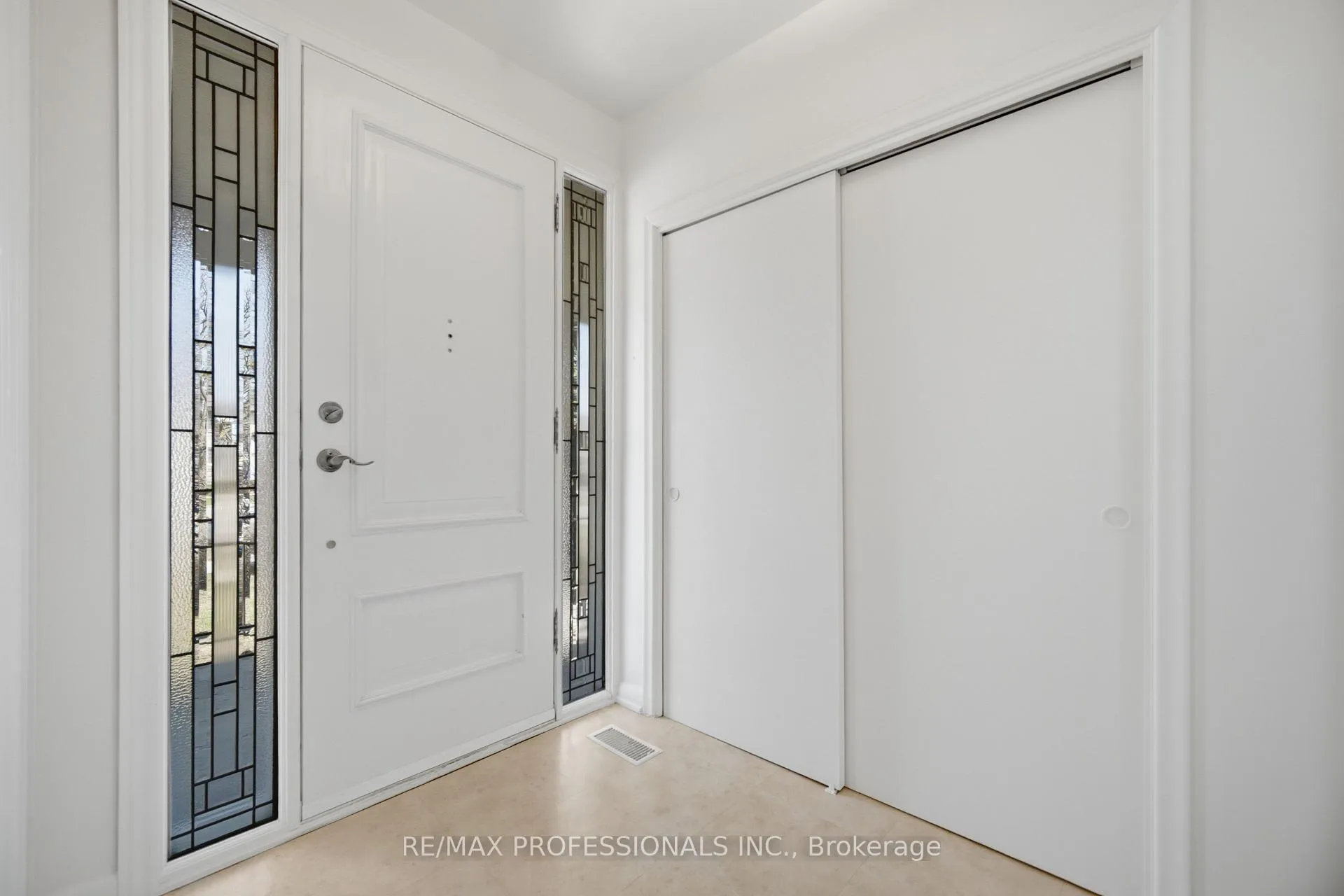 Photo 5 of 9 Halbadier Place, Etobicoke, Islington-City Centre West — HOMEH