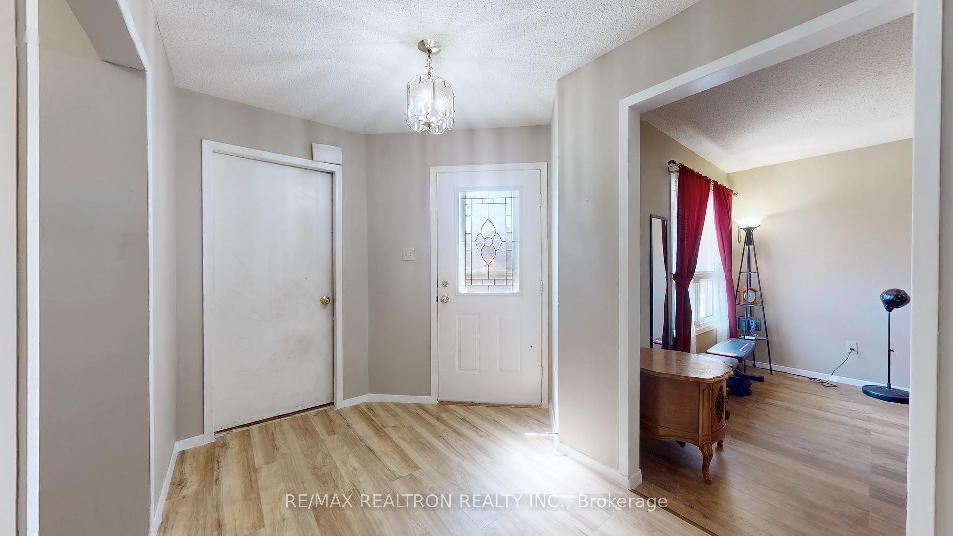 Photo 4 of 68 Patterson Crescent, Ajax, Central — HOMEH