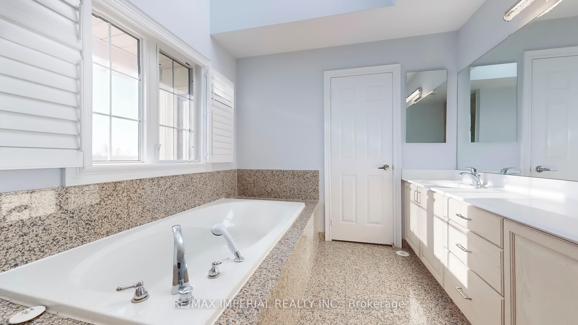 Photo 9 of 98 Legends Way, Markham, Unionville — HOMEH