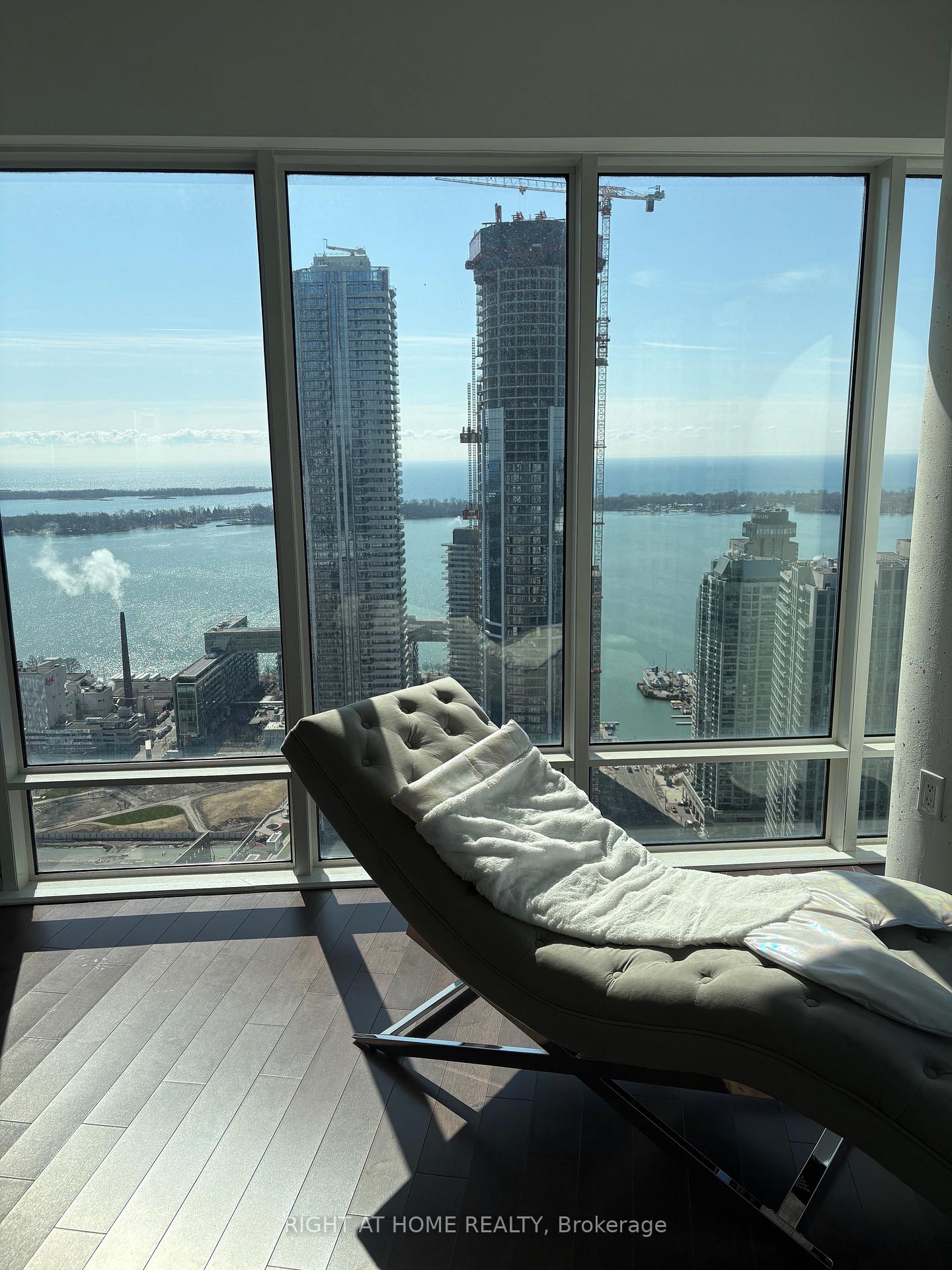 Photo 10 of Unit 5002, 8 The Esplanade, Toronto, Waterfront Communities — HOMEH