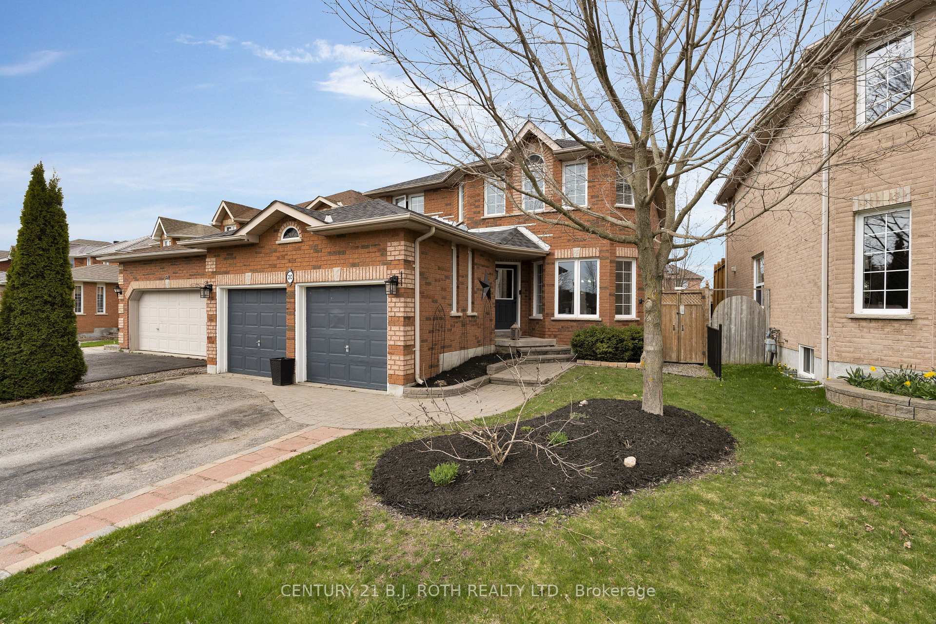 Photo 2 of 20 Bear Creek Drive, Barrie, Holly — HOMEH