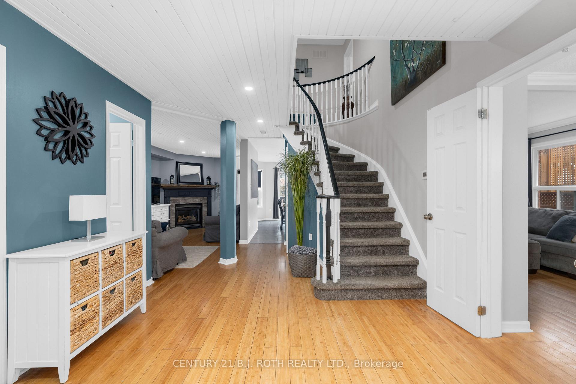 Photo 4 of 20 Bear Creek Drive, Barrie, Holly — HOMEH