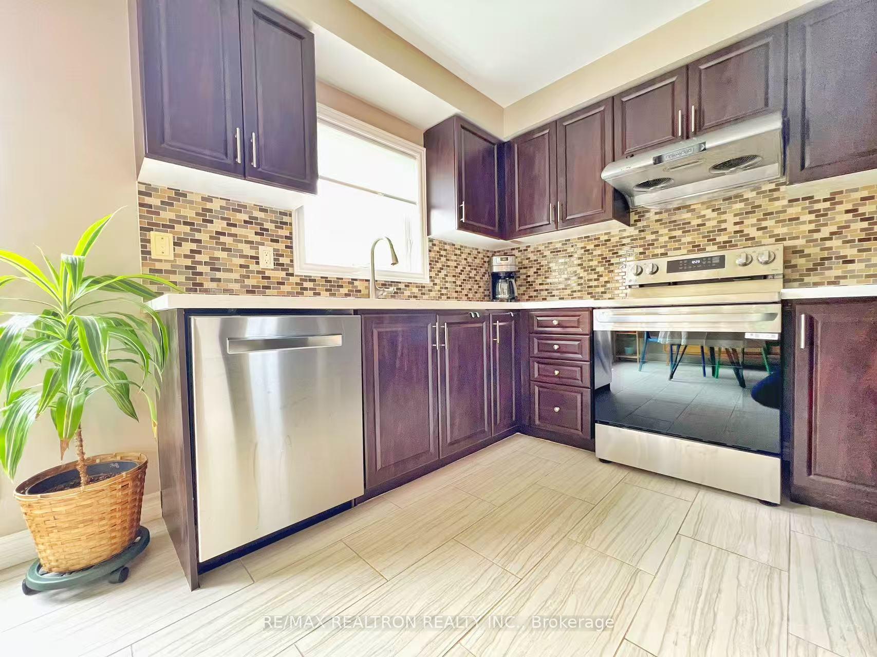 Photo 14 of 78 Rougehaven Way, Markham, Vinegar Hill — HOMEH