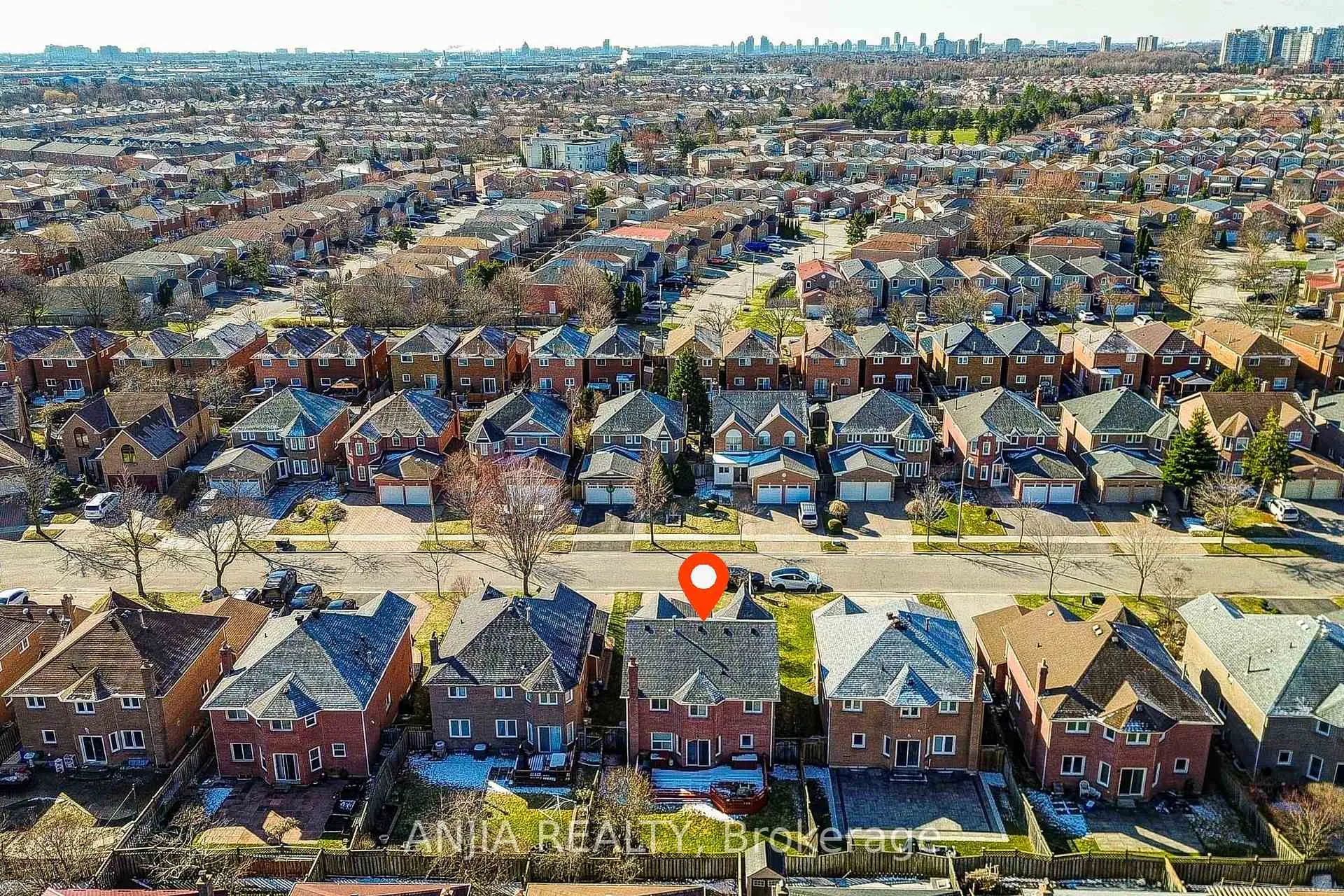 Photo 4 of 34 Baylawn Drive, Markham, Middlefield — HOMEH