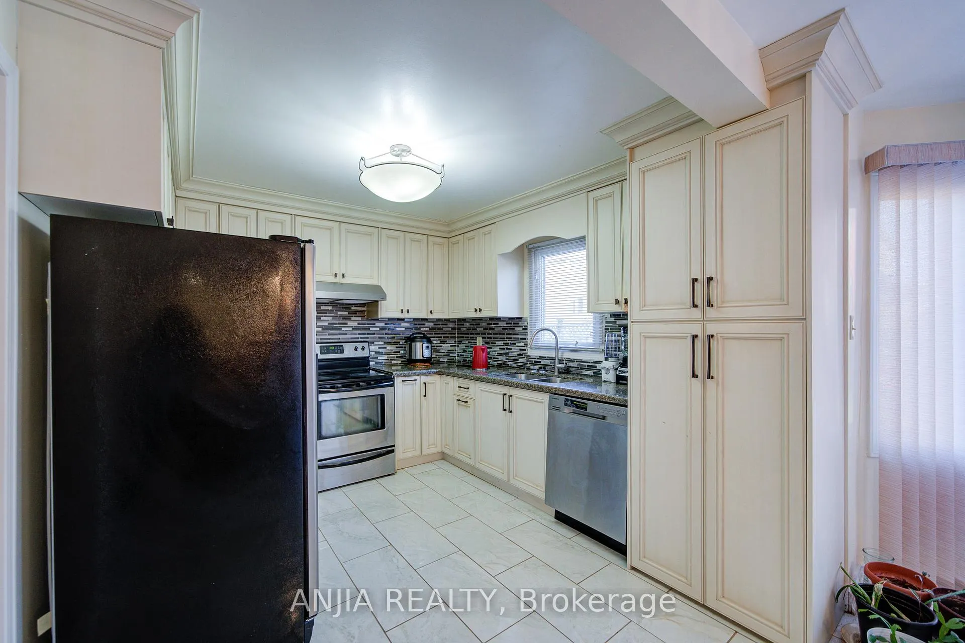 Photo 16 of 34 Baylawn Drive, Markham, Middlefield — HOMEH