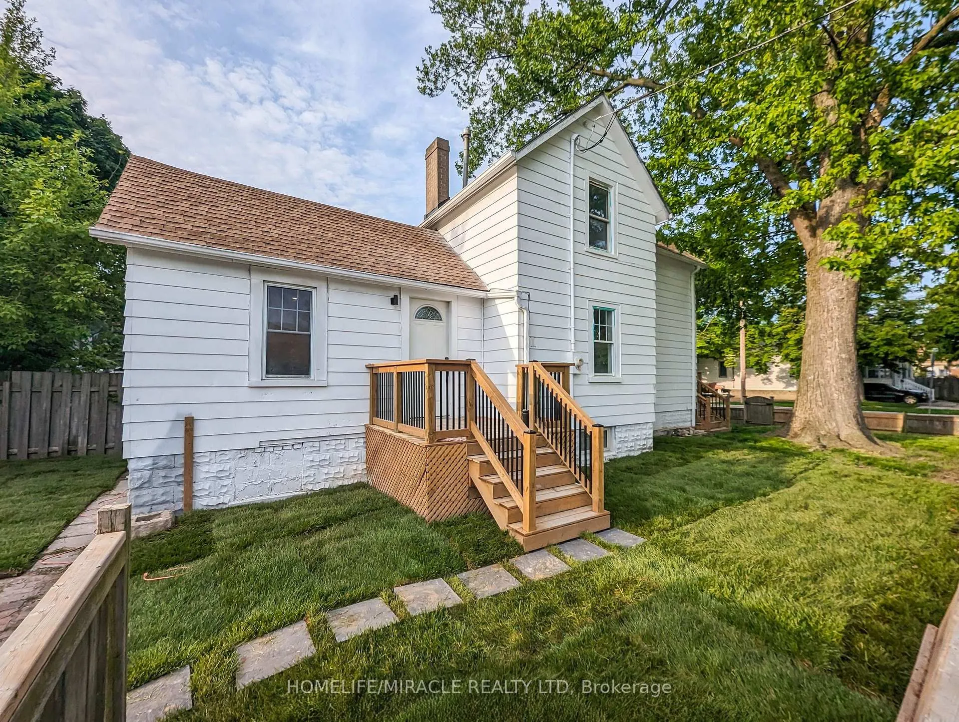 Photo 2 of 137 Proctor Street, Sarnia — HOMEH