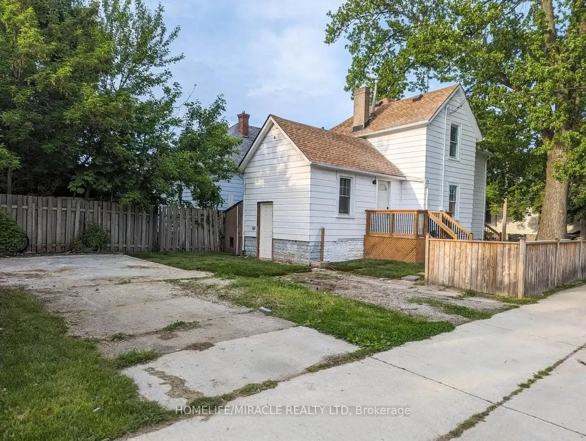 Photo 12 of 137 Proctor Street, Sarnia — HOMEH