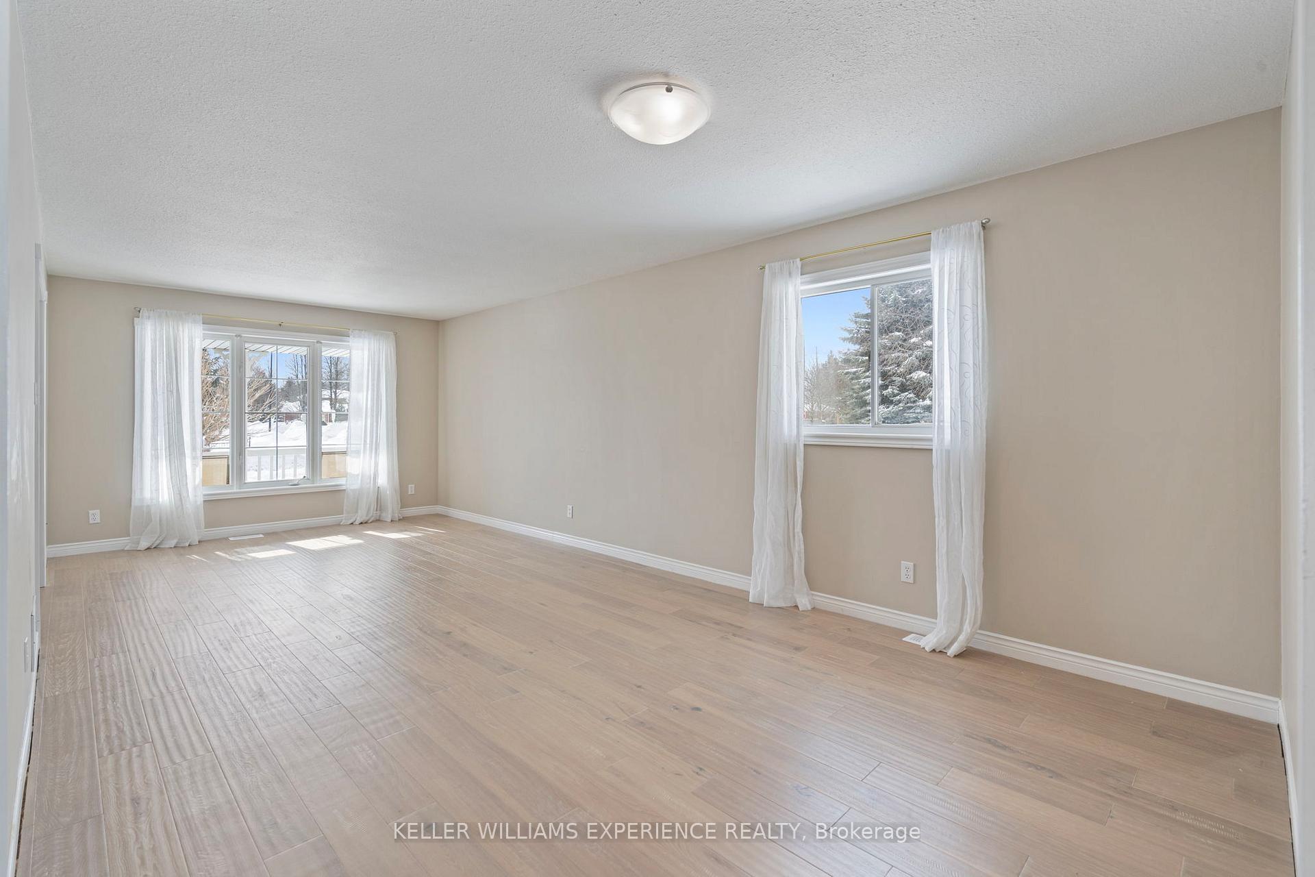 Photo 13 of 62 Mapleton Avenue, Barrie, Holly — HOMEH